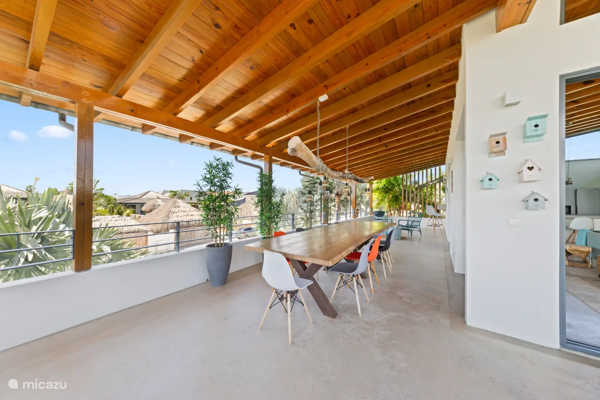 Veranda met mooie houten eettafel van 375 cm lang 