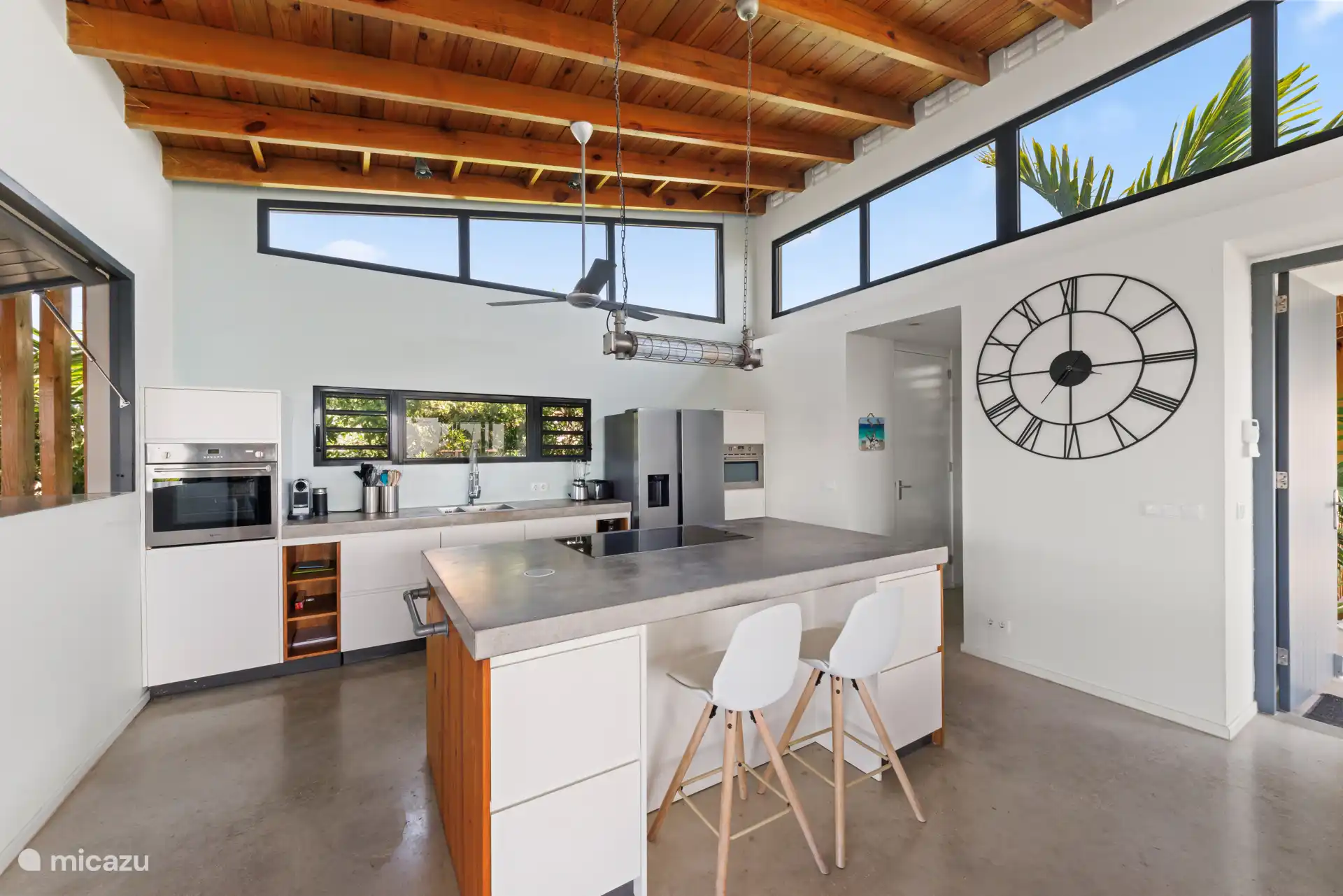 Keuken, ook aan de andere kant veel ramen. Boven de ramen zitten openingen zodat de wind erdoorheen kan waaien.