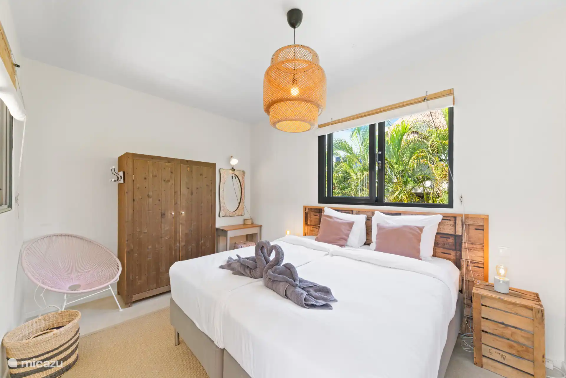 Slaapkamer 1e verdieping, gelegen in het midden. Beide kanten ramen.