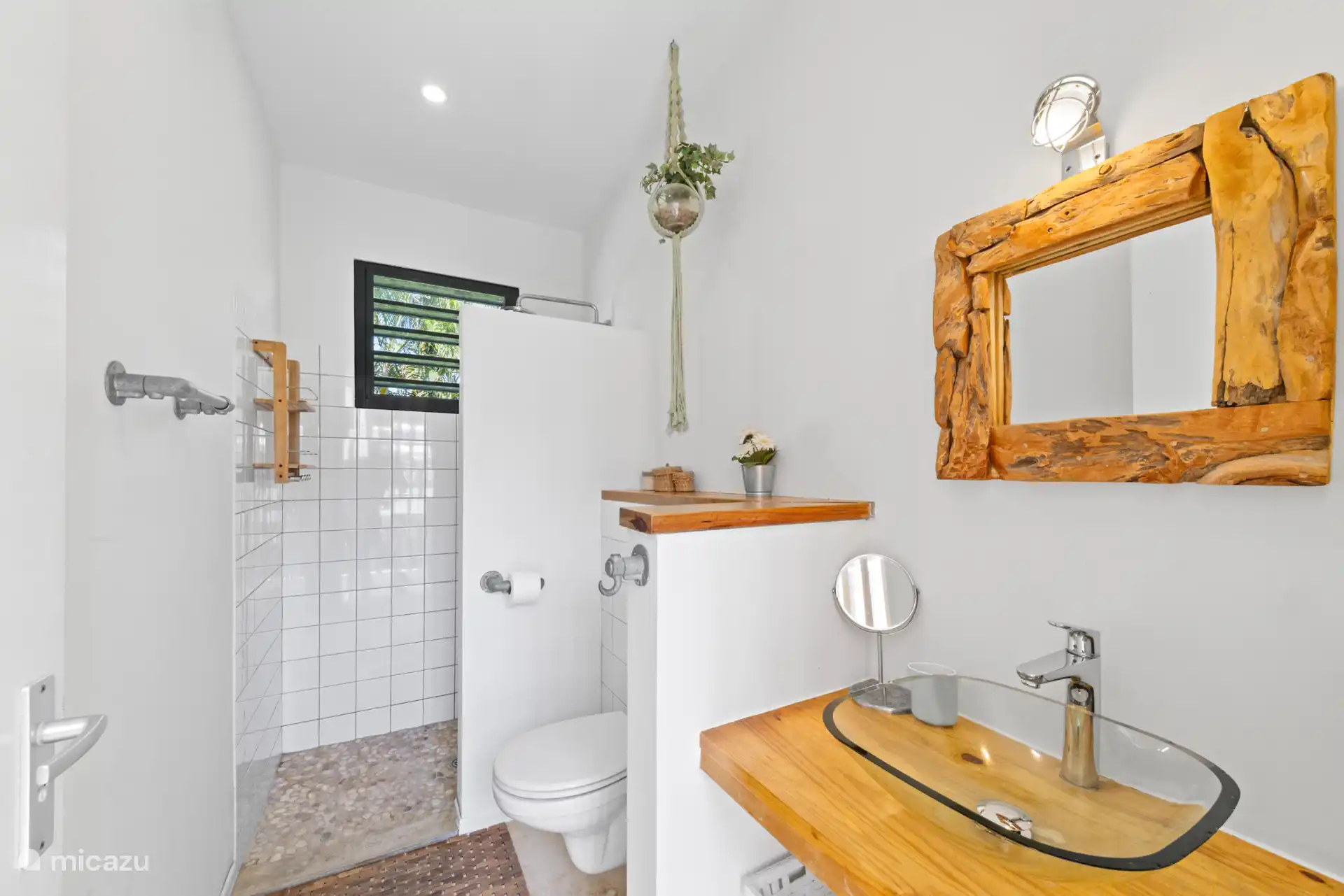 Badkamer met wasbak, toilet en douche