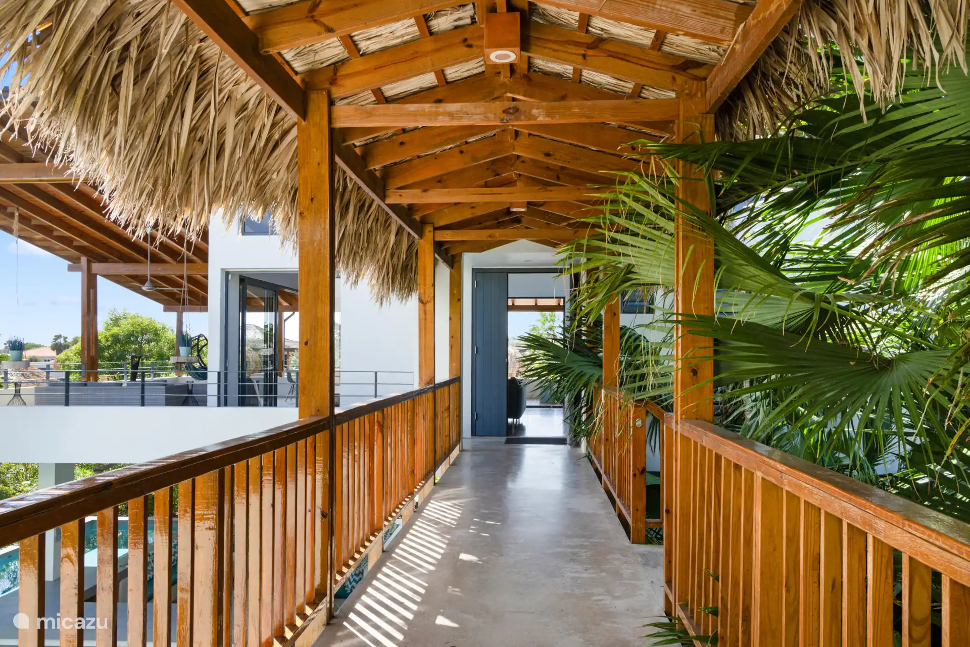 De loopbrug die de slaapunit met de woonunit verbindt.