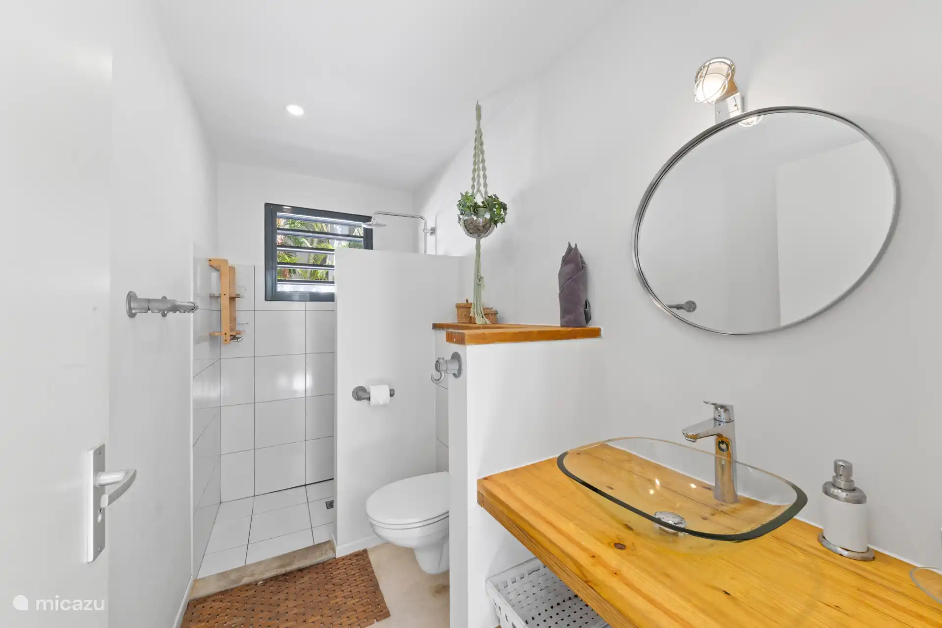 Badkamer met wastafel, toilet en douche