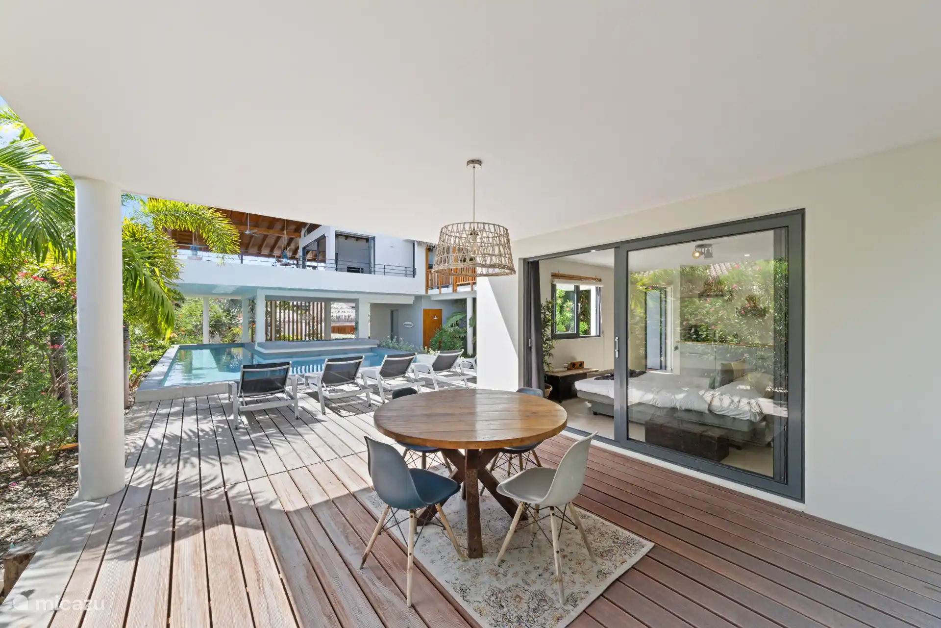 Het terras bij de slaapkamer, een heerlijke plek even uit de zon