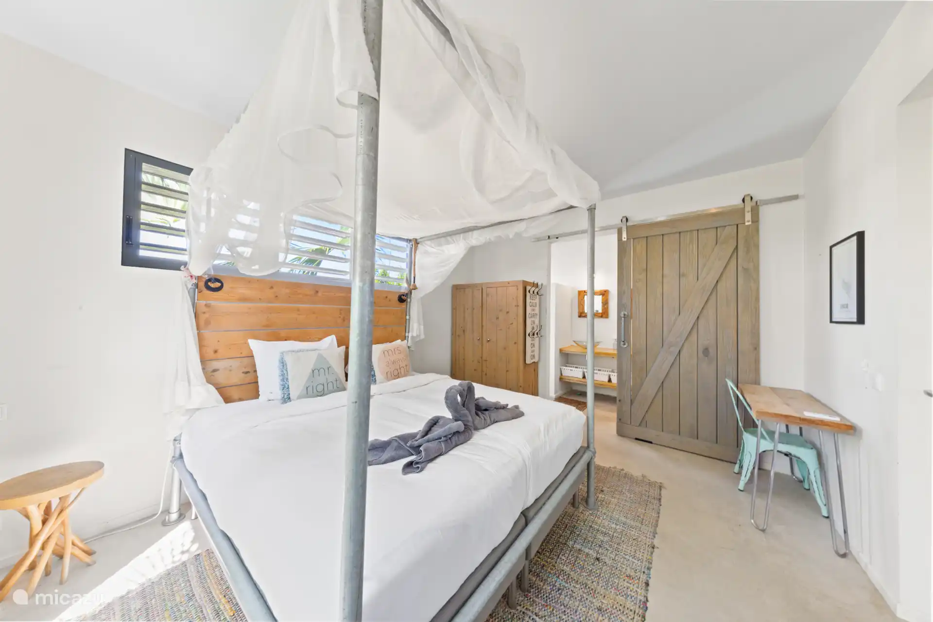 De master bedroom, beide kanten weer ramen en een eigen badkamer