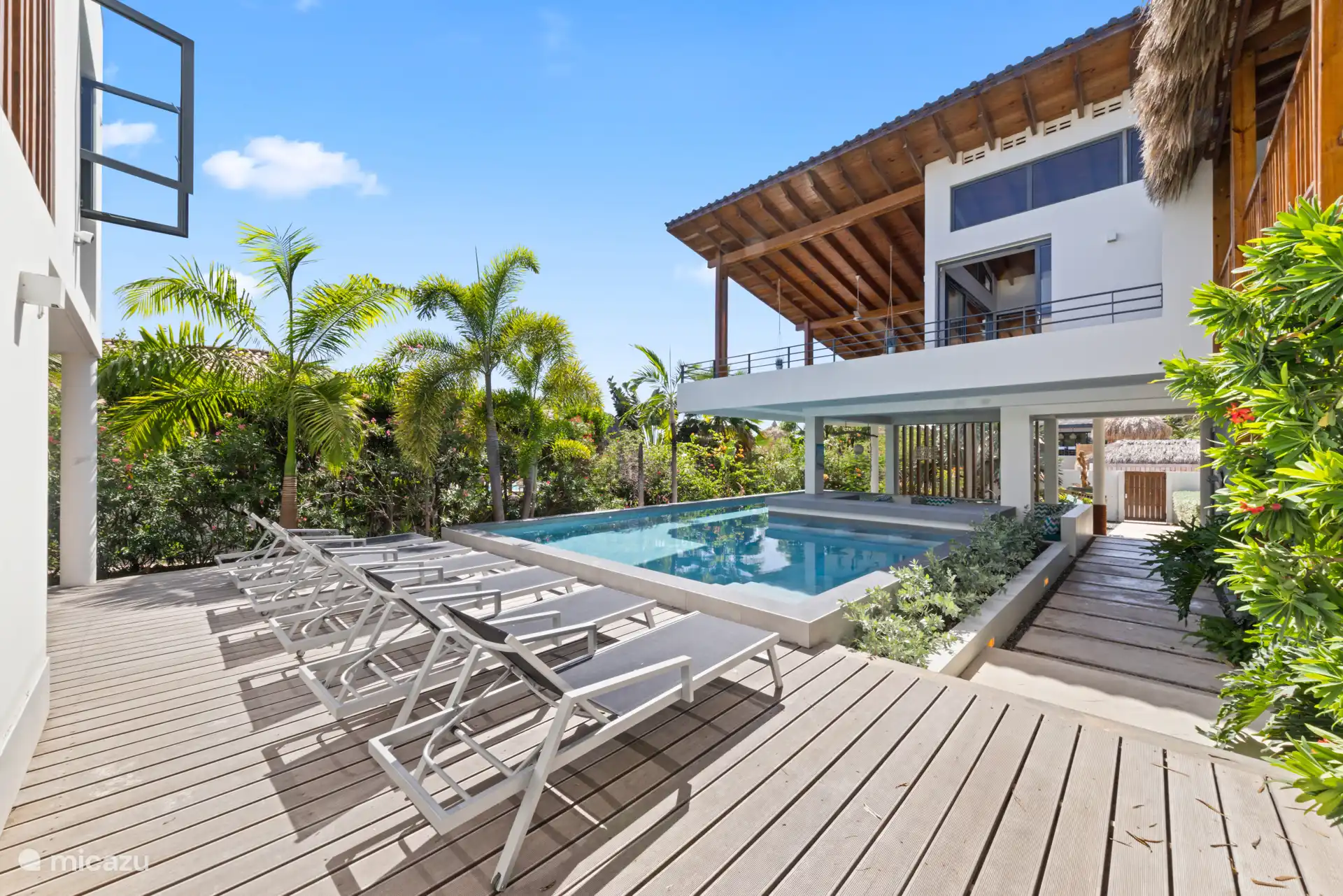 Foto van de ligbedden bij het zwembad