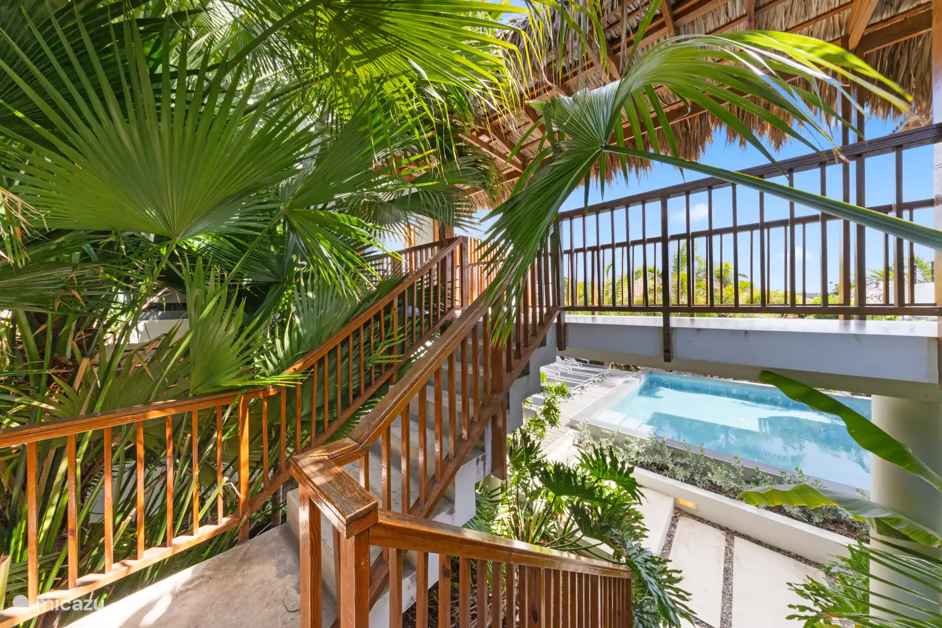 Loopbrug, gemaakt van prachtig hout en op het dak riet/bamboe.