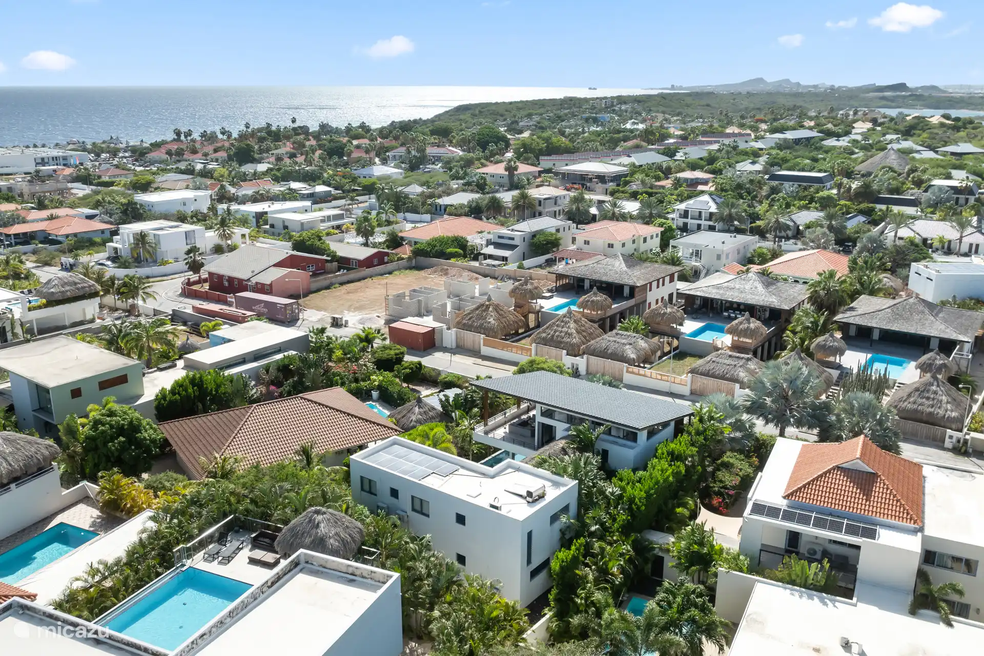 Luchtfoto van het huis, gelegen in DE wijk Vista Royal (5 min lopen naar het strand Jan Thiel)