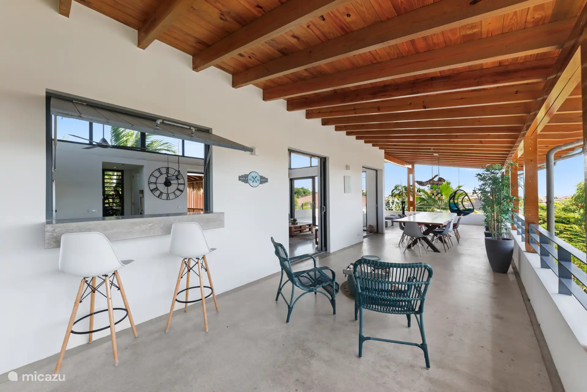 Buitenbar bij de keuken en nog een zithoekje