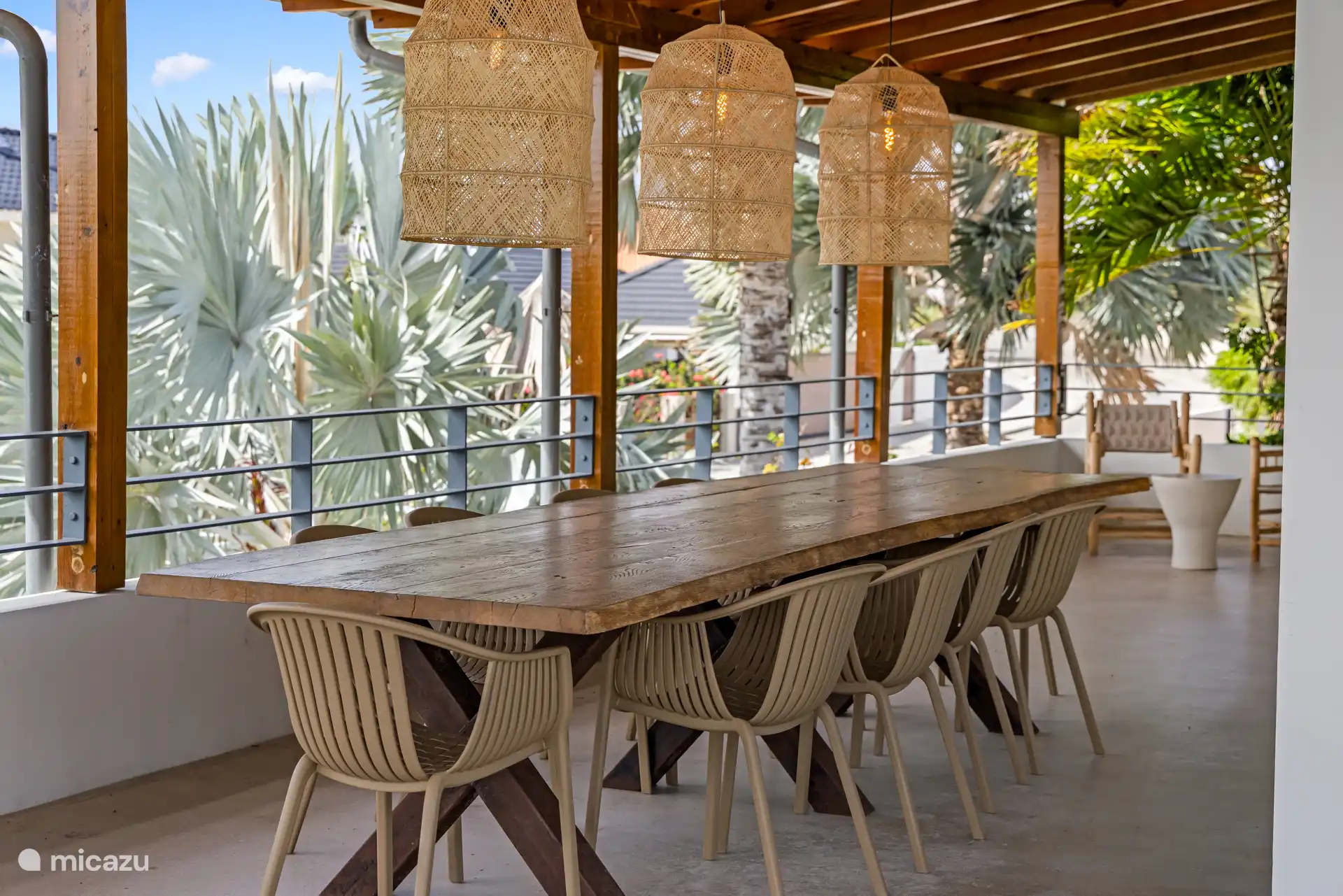Grote eettafel op de veranda