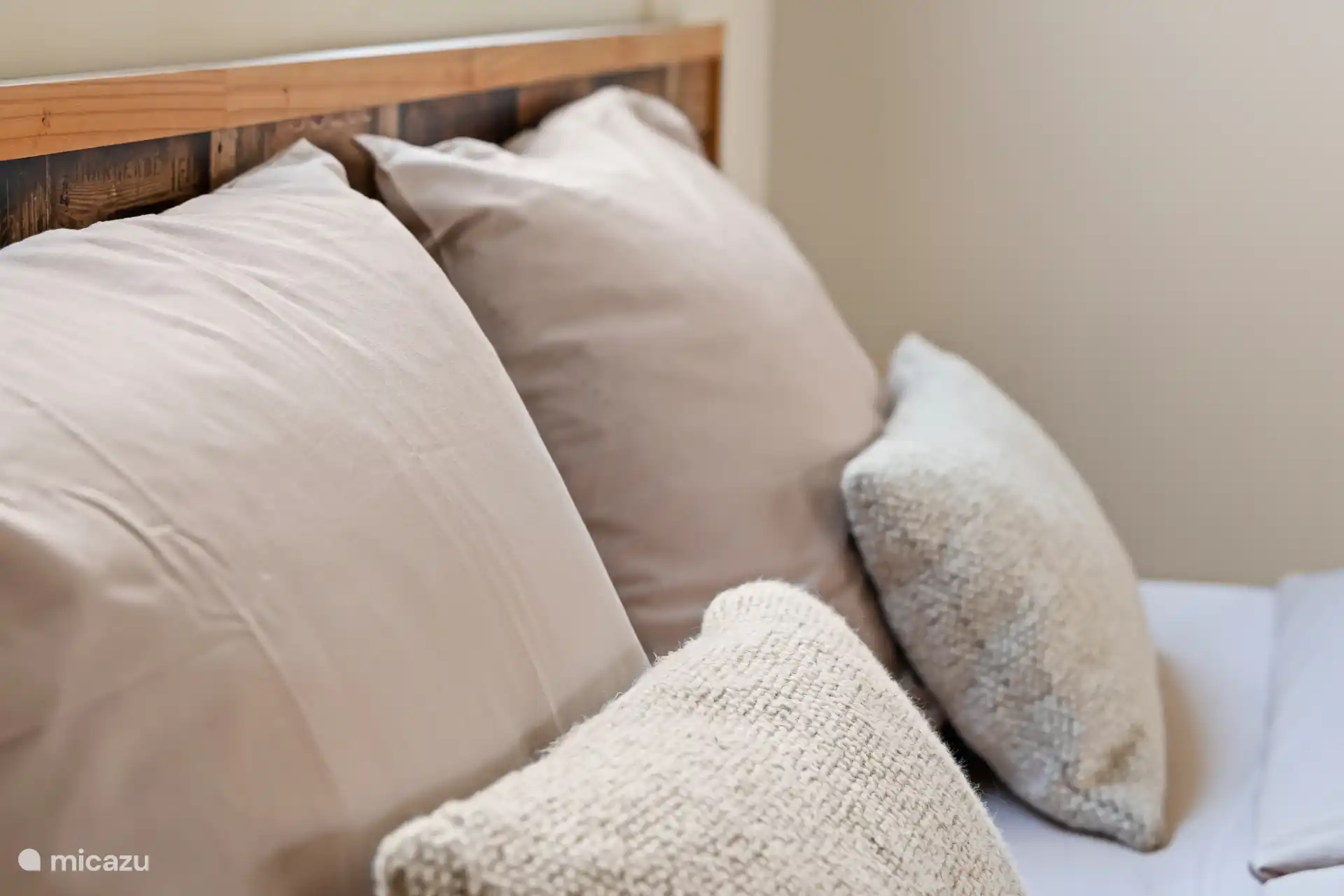 Kussens op bed slaapkamer 2
