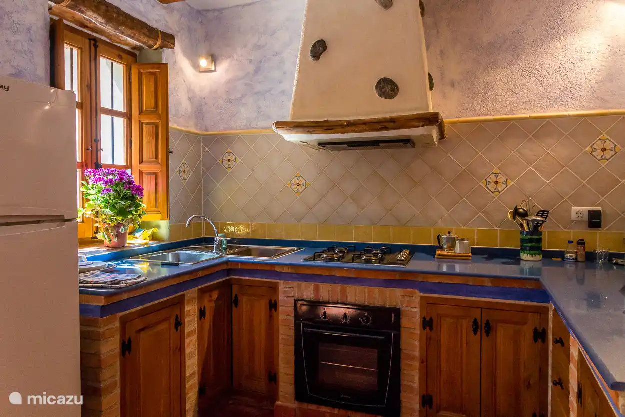 Volledig ingerichte keuken met authentieke details