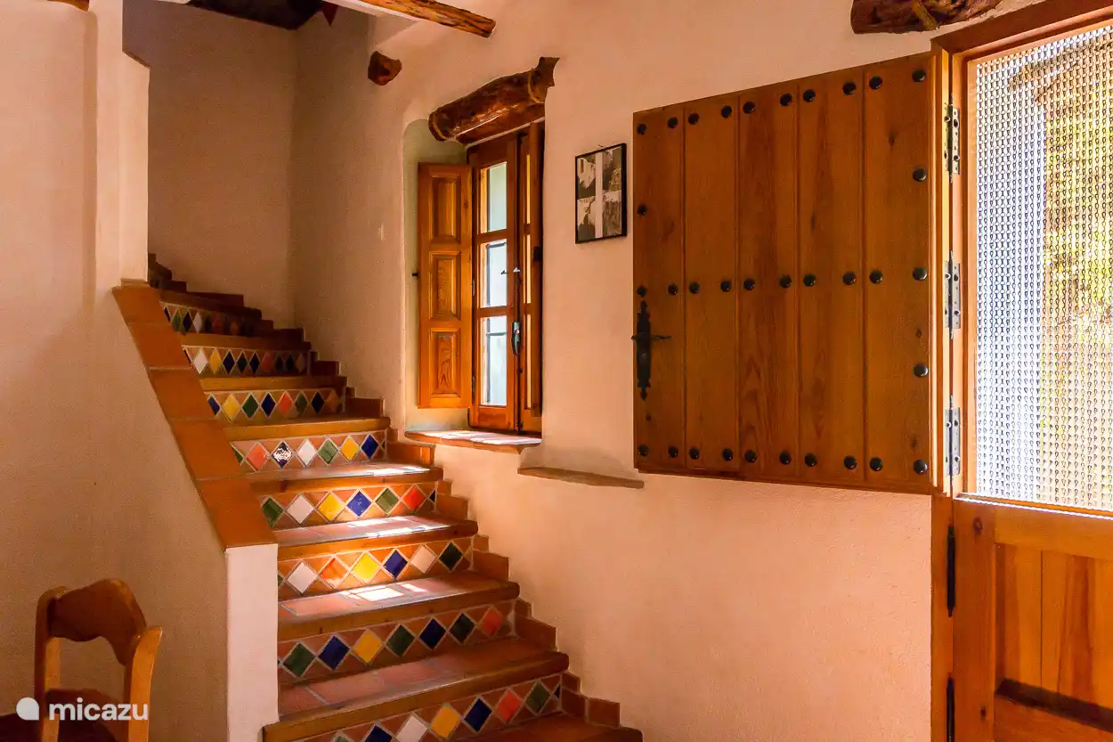 Ingang met trap naar de woon- en slaapkamer