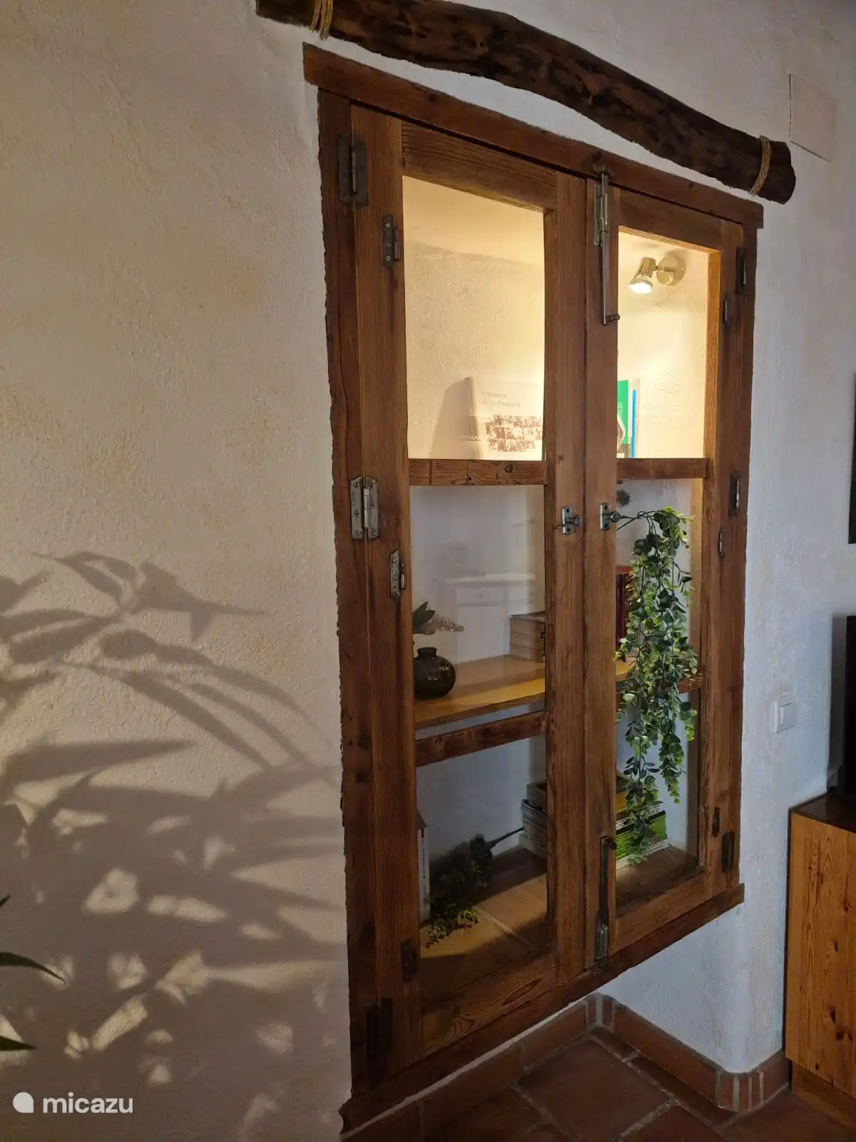 Detail boekenkast huiskamer Casita el Sol