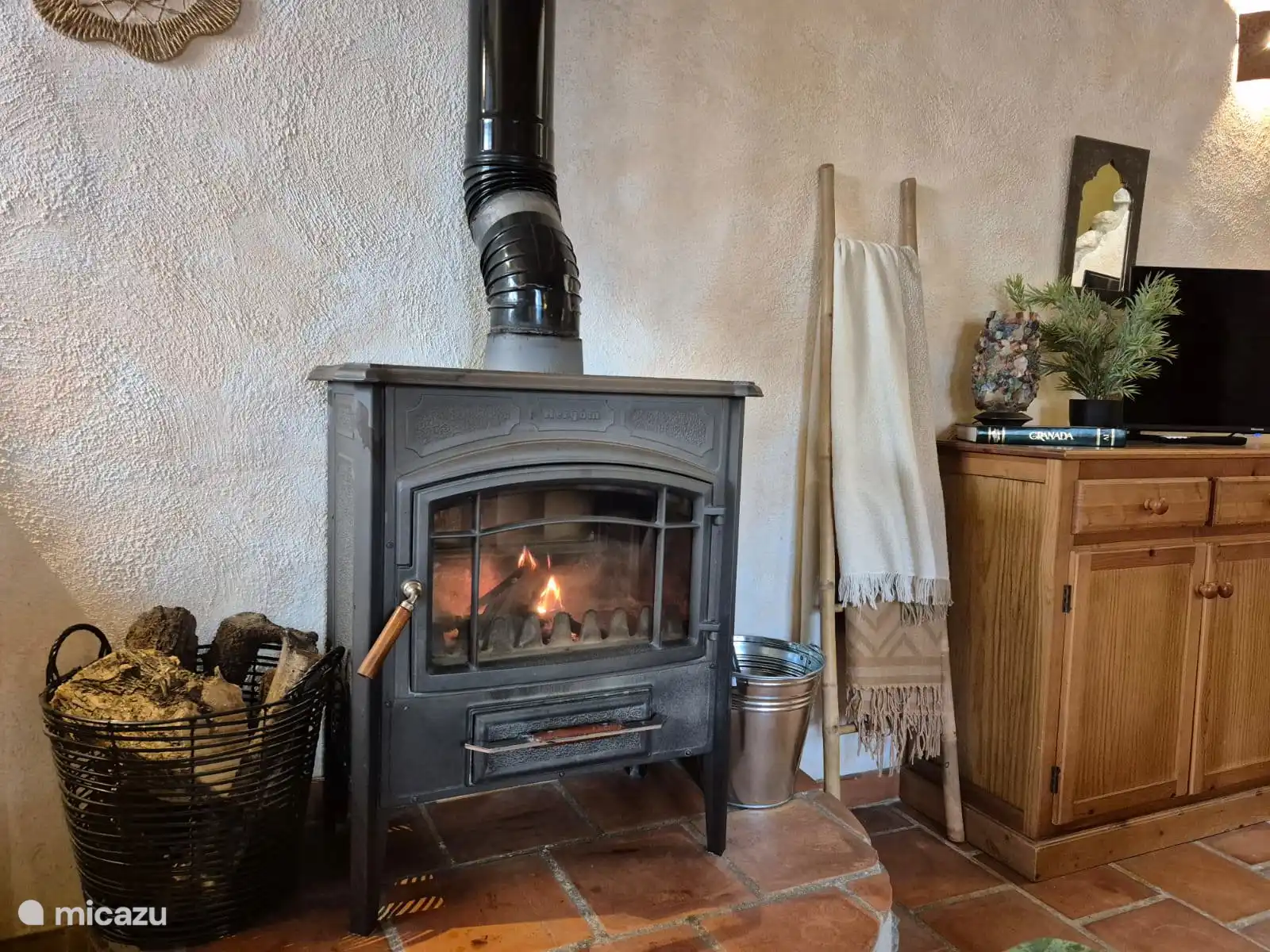 Gezellige open haard in de woonkamer van Casitas la Cueva