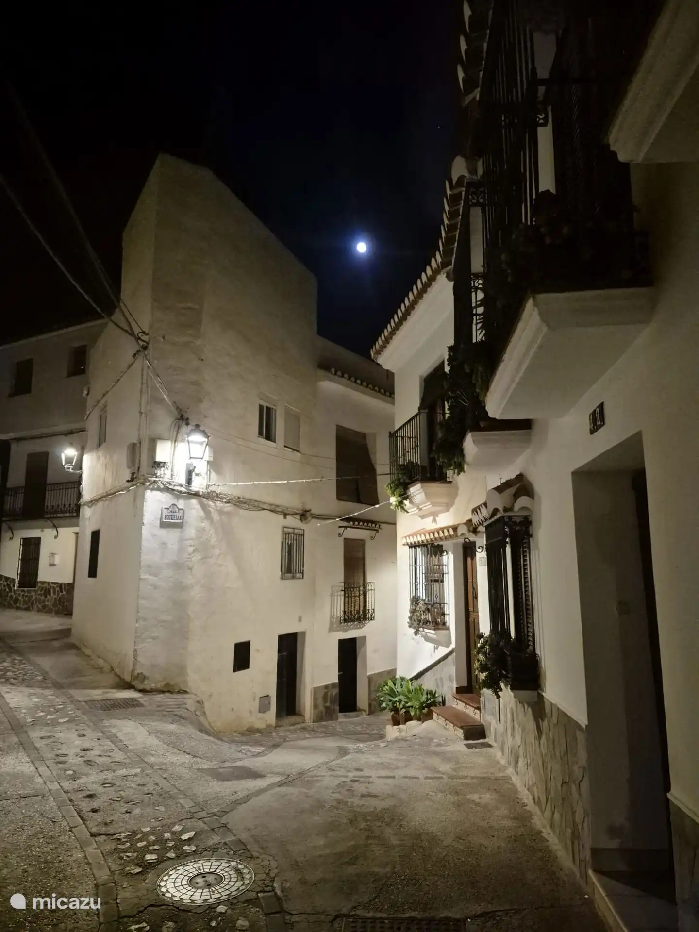 Dorpsstraatje bij volle maan