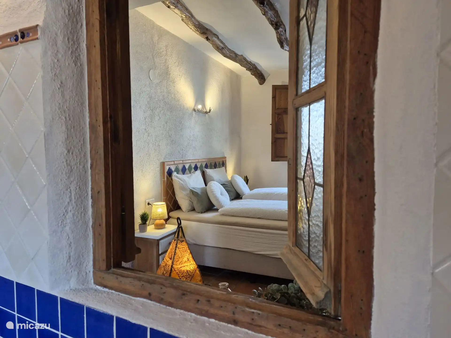 Doorkijkje van badkamer naar slaapkamer