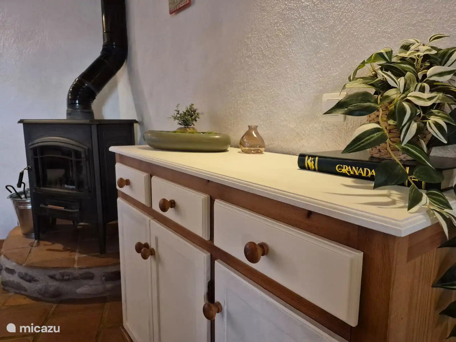 Haard en dressoir woonkamer Casita el Sol