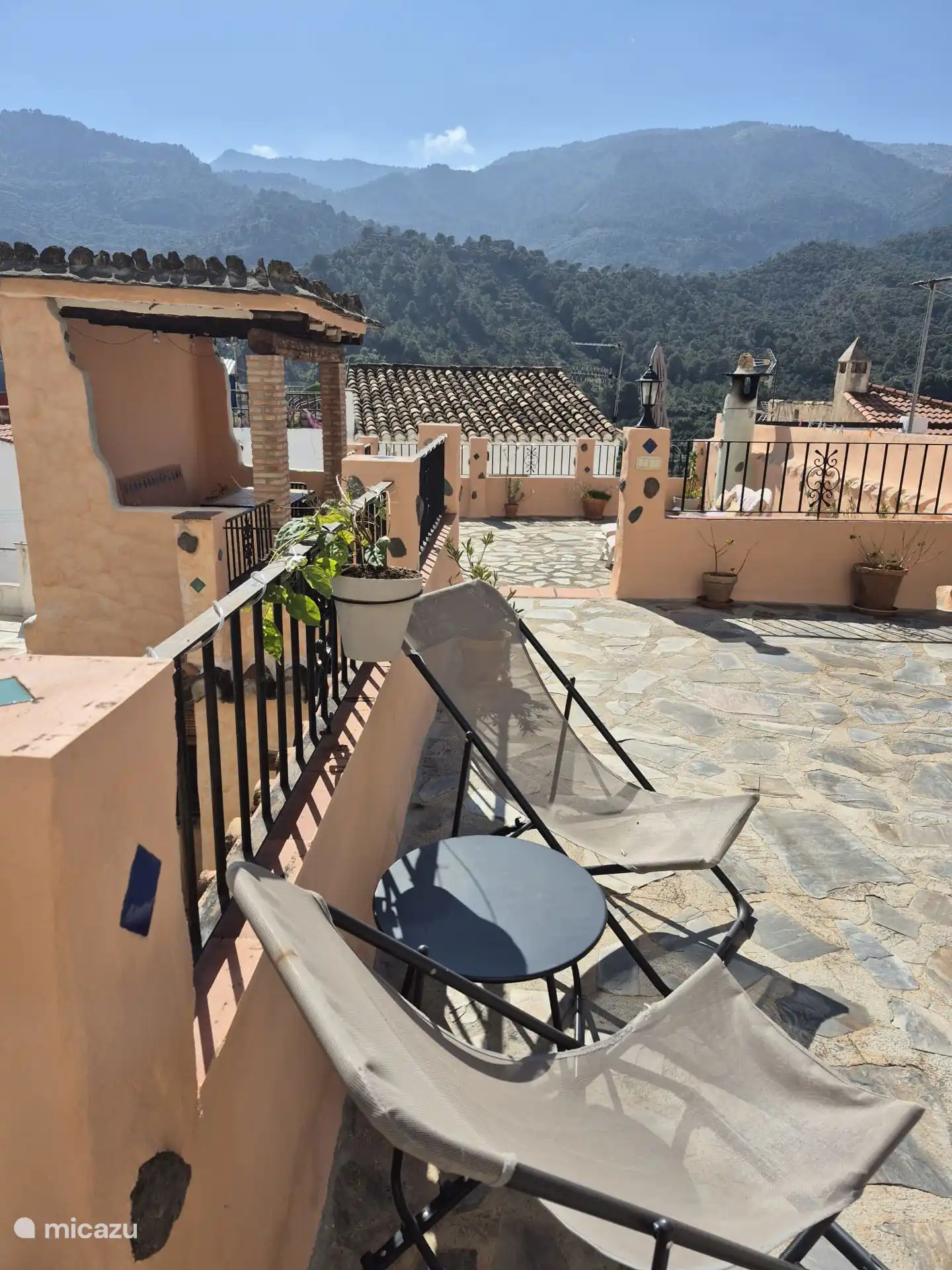 Dakterras met uitzicht op de bergen