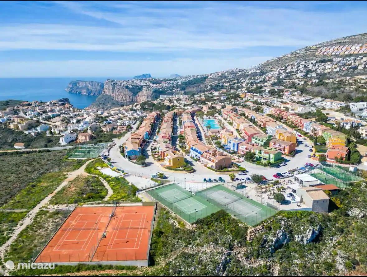 Padel courts within walking distance