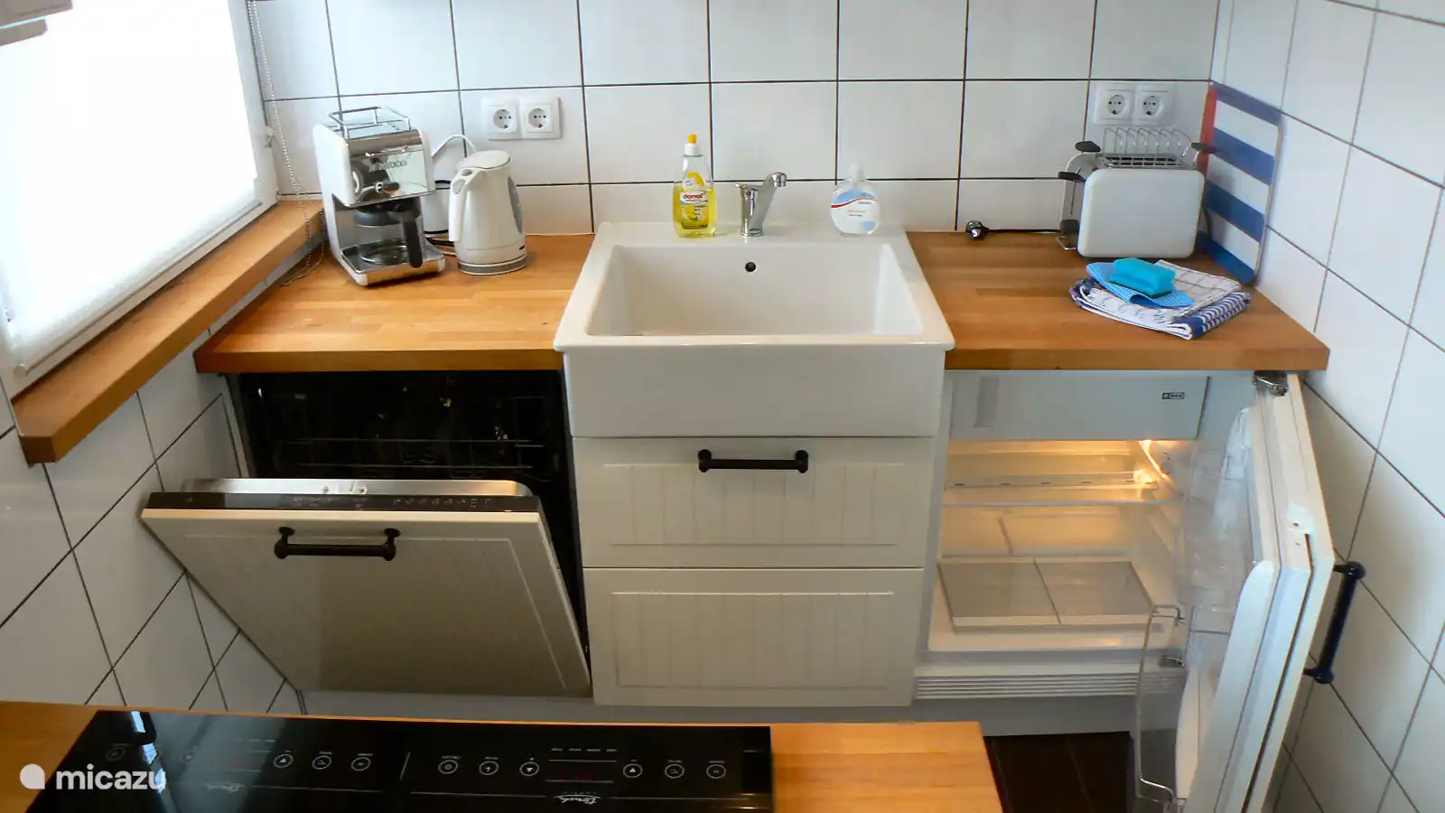 Kitchenette met vaatwasser, gootsteen en vriezer