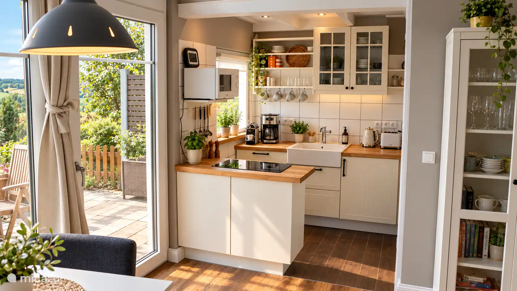 Uitzicht op de open keuken met uitzicht op het terras