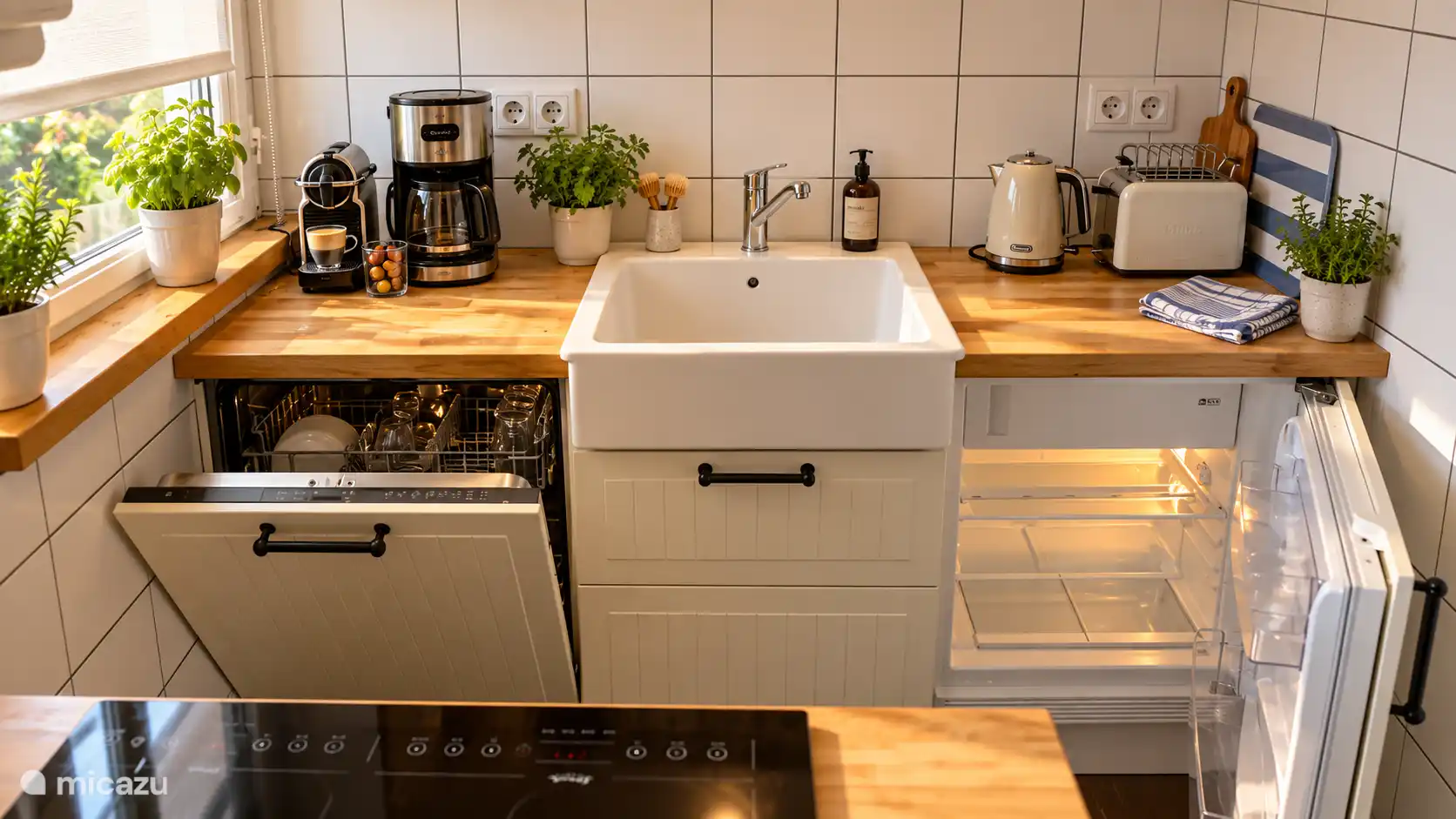 De keuken met open apparaten
