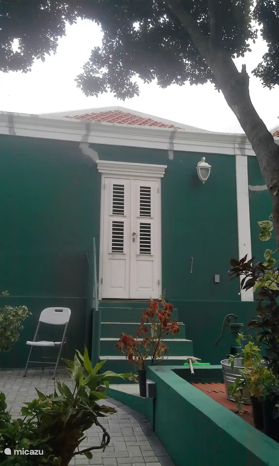 Zijgevel met patio en typisch