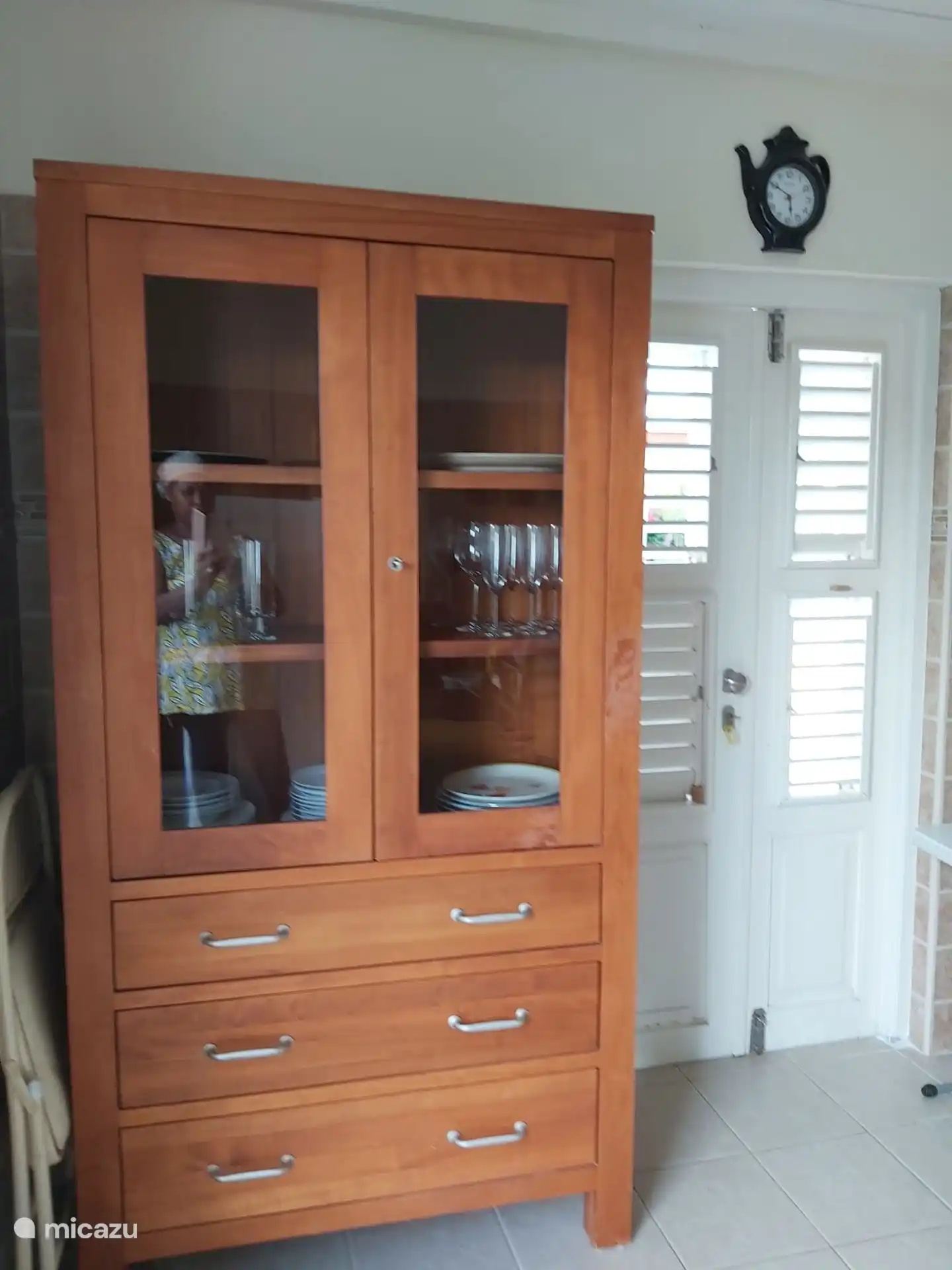 Keueknkast met champagne glazen