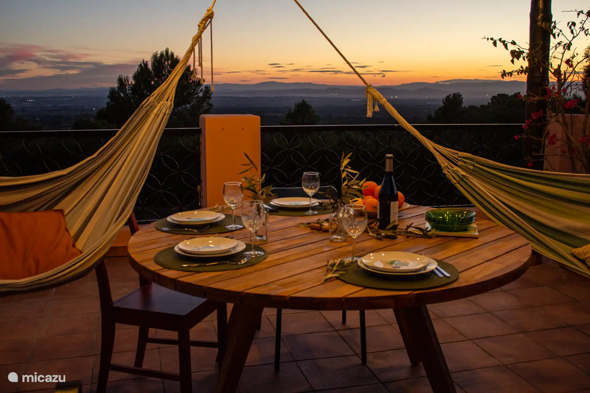 Segunda terraza con mesa de comedor, hamacas y vistas preciosas