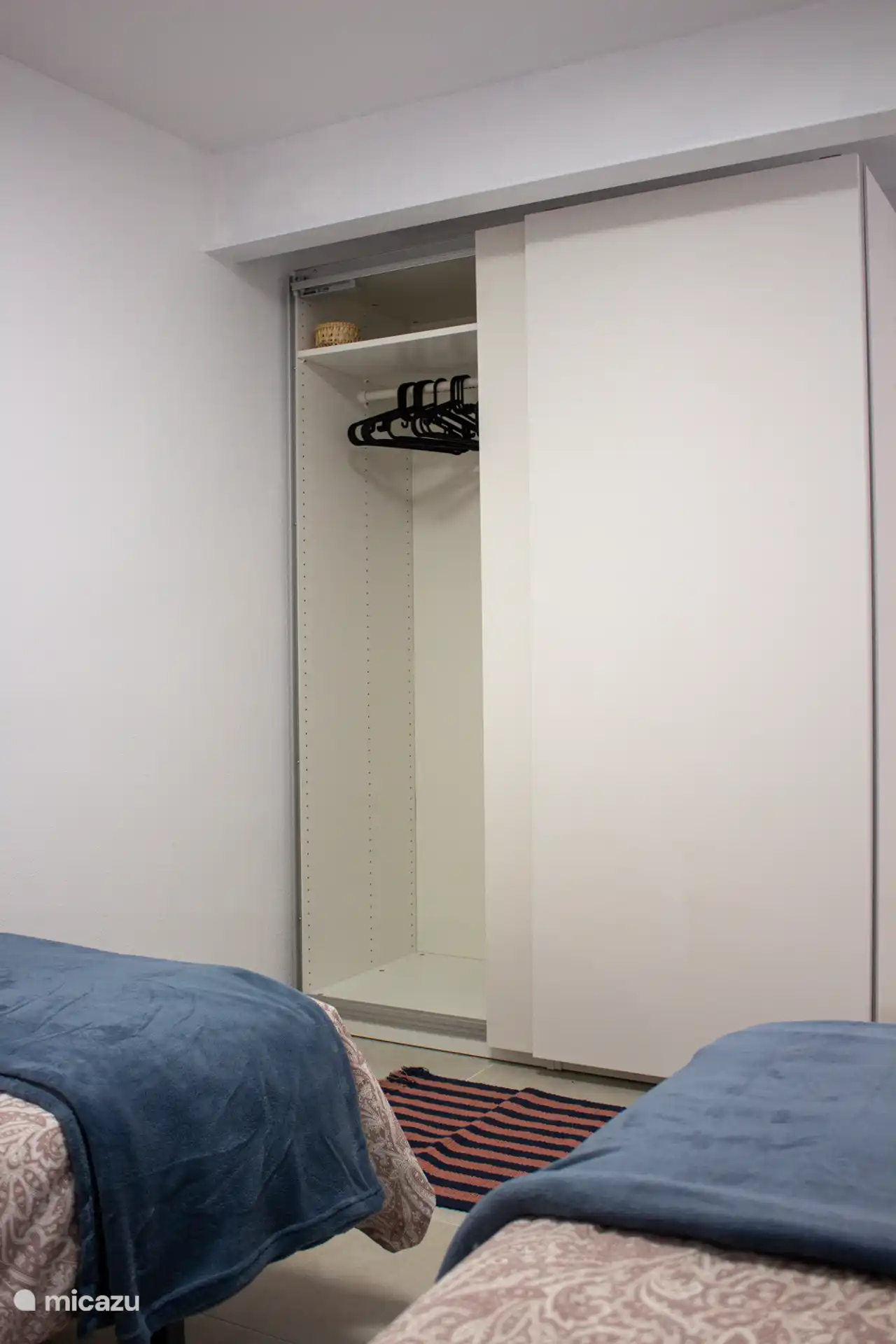 Grandes armarios en ambos dormitorios