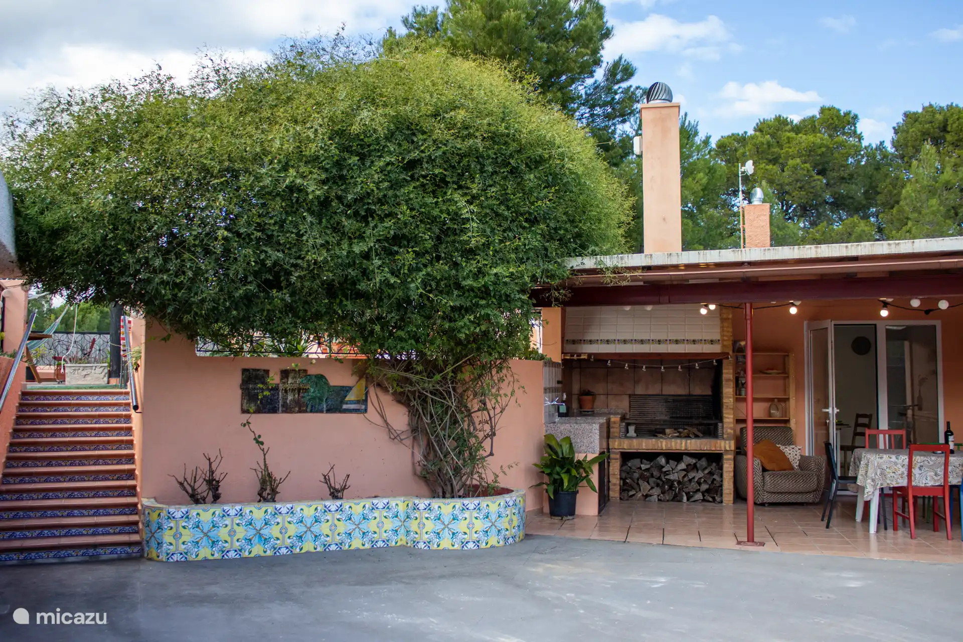 Plazas de aparcamiento y entrada a la casa y segunda terraza 