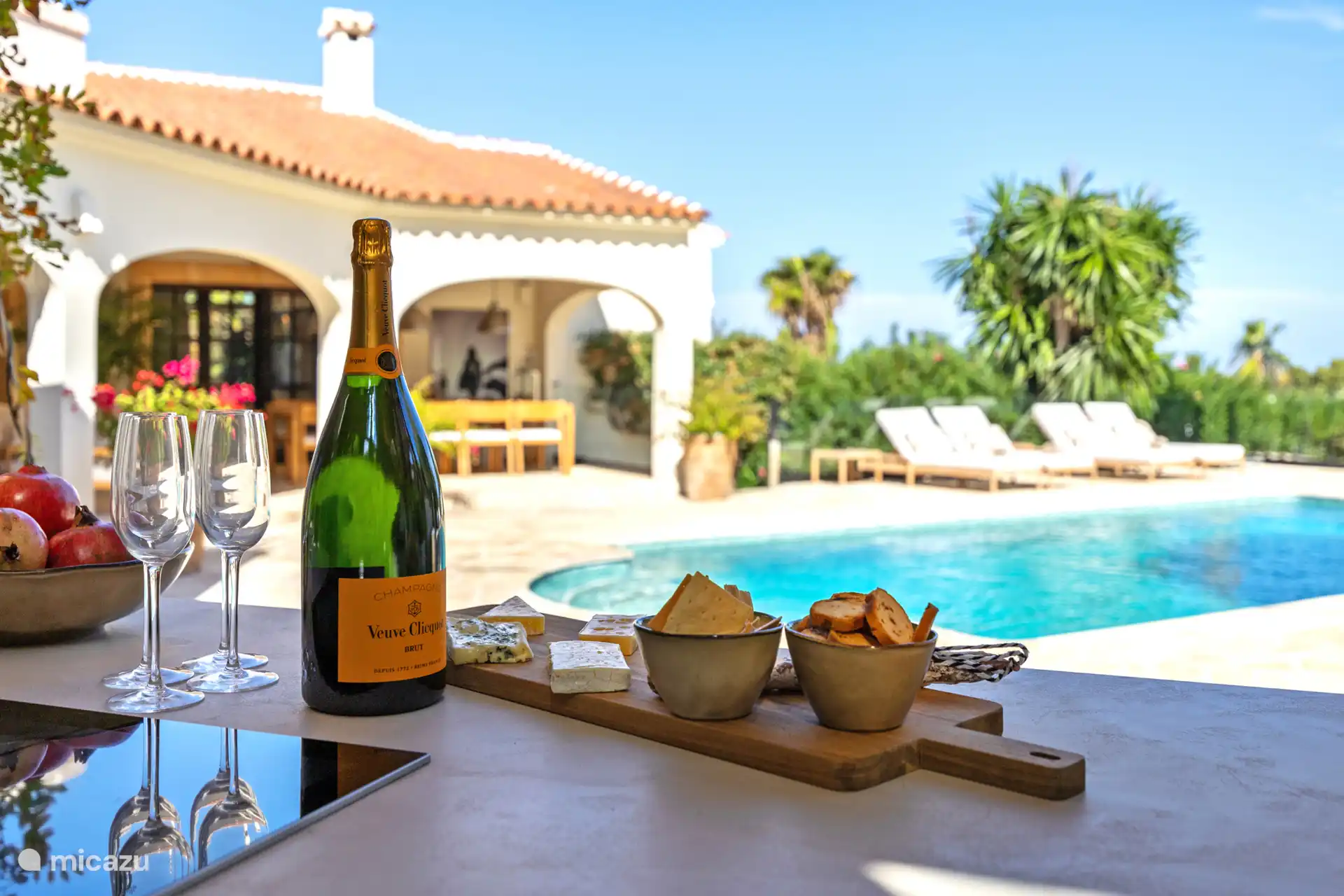 Heerlijk aan de buitenbar aan het einde van de middag de avond inluiden, op z’n Spaans, met een lekker hapje en een goed glas.