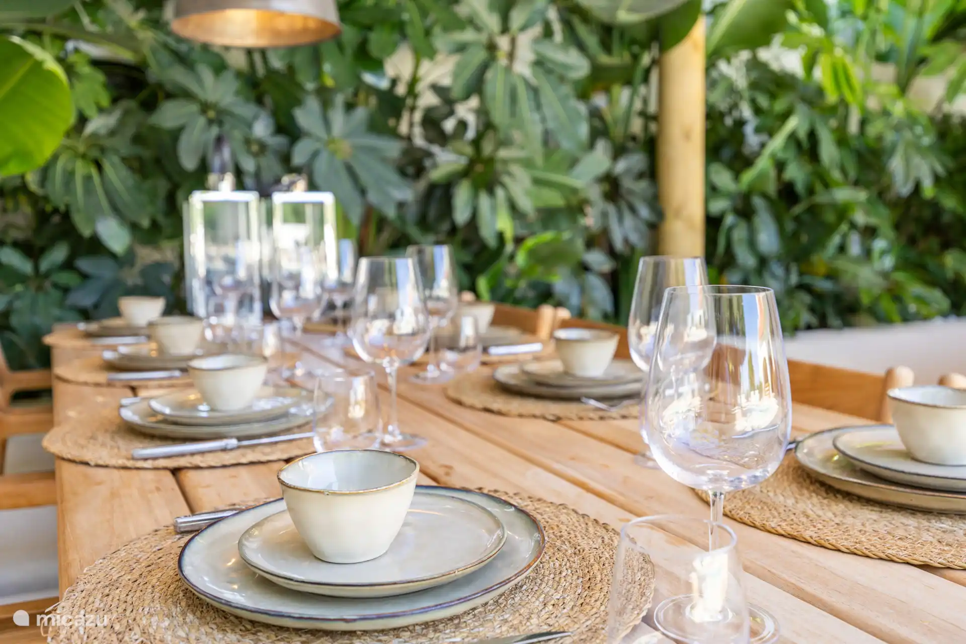 Al fresco dineren of ontbijten naast het zwembad met de hele familie – genieten in pure vakantiesfeer!