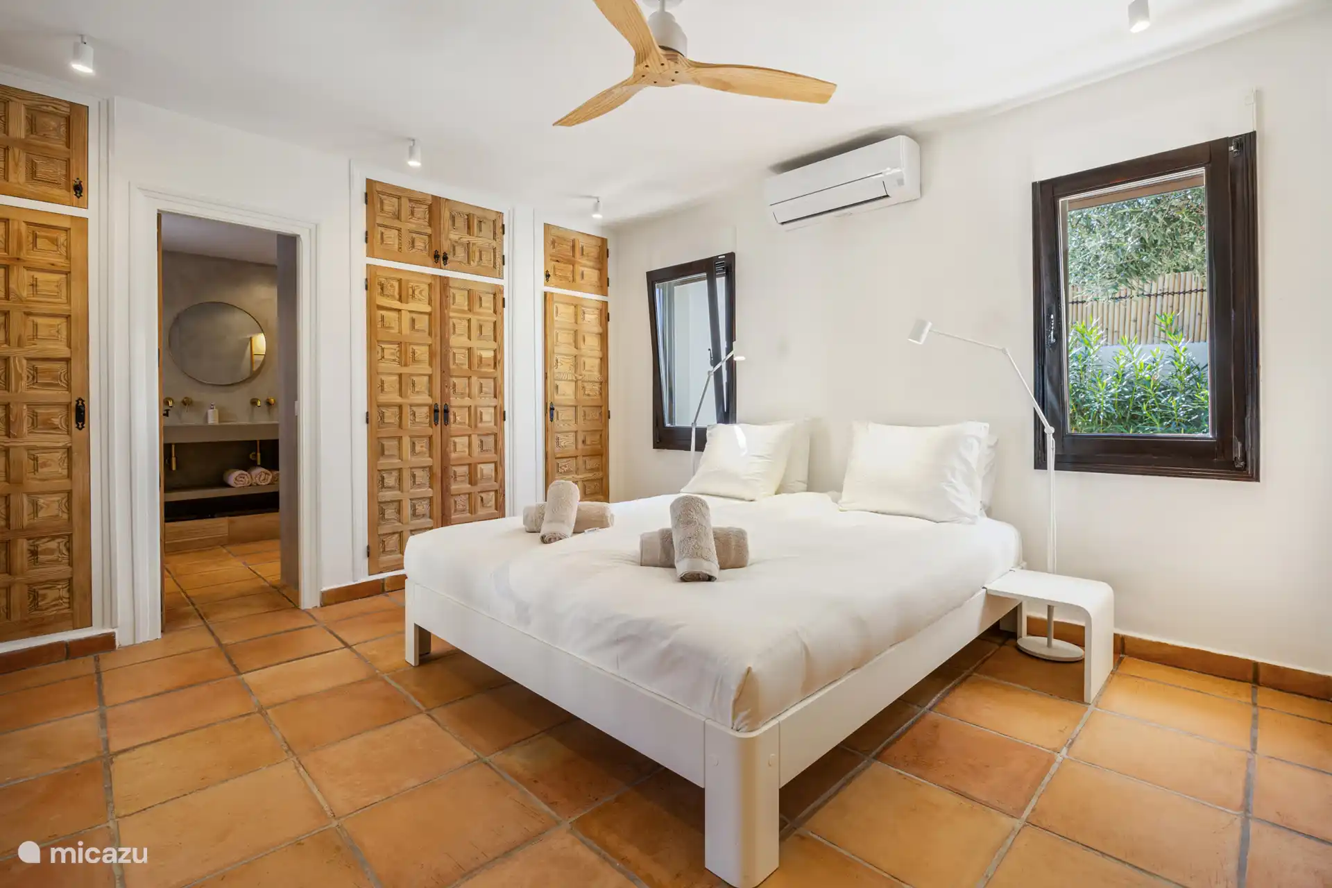 Hoofd slaapkamer met Auping bed 180x210, air conditioning en en suite badkamer