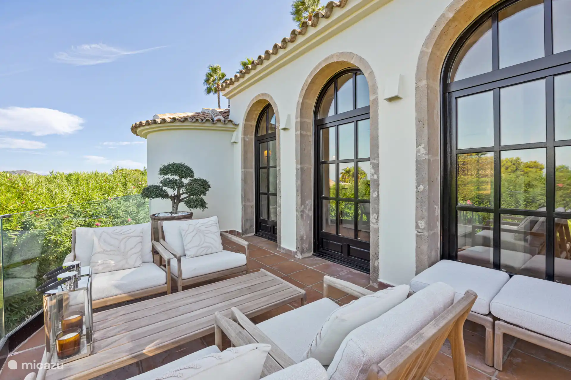 Deze plek is perfect voor uw ochtendkoffie in het zonnetje, met zeezicht voor een ontspannen en perfecte start van de dag.