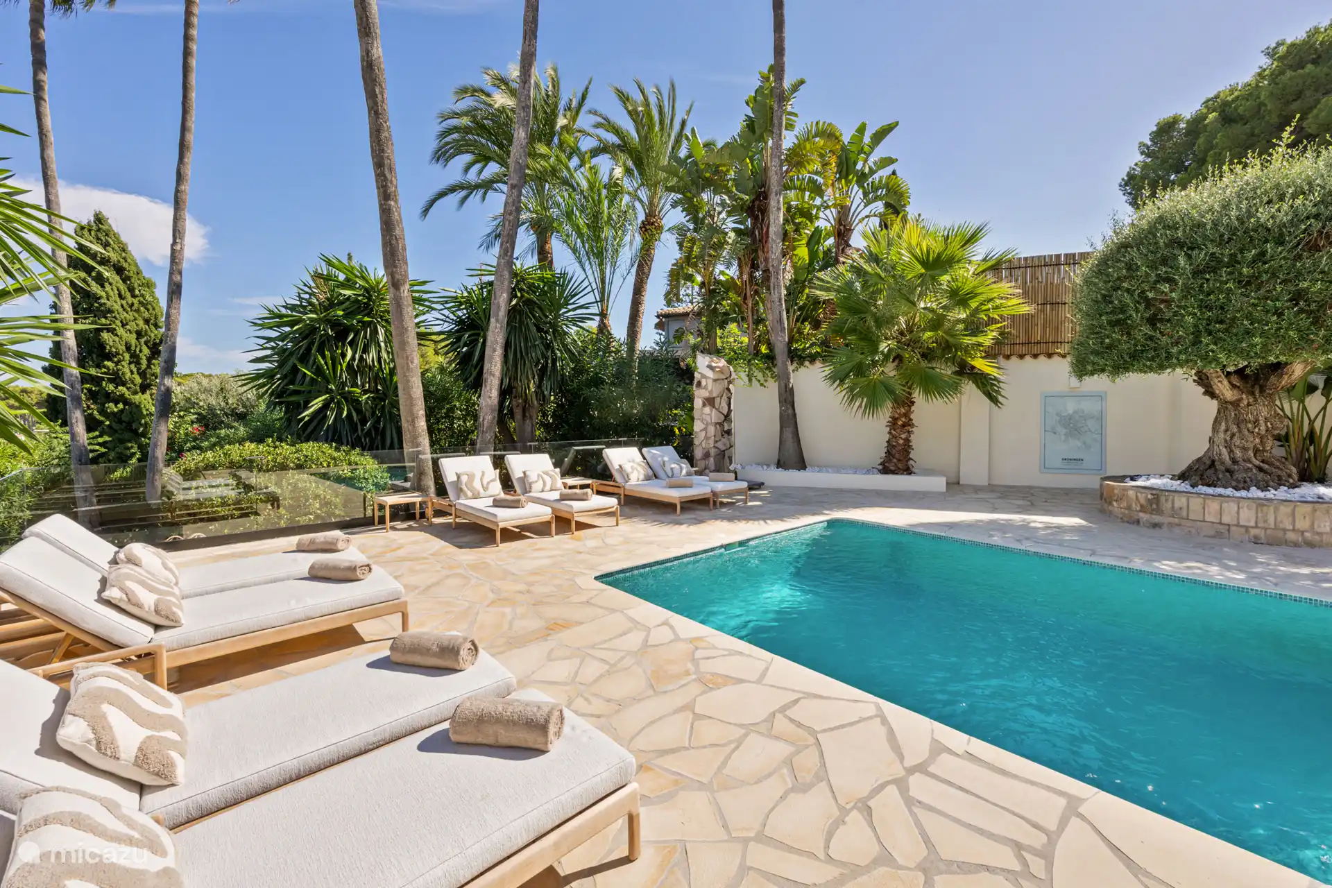 Aan ligbedden geen gebrek! Ontspan, geniet van de zon, lees een goed boek of neem een verfrissende duik – alles binnen handbereik voor ultiem vakantiegevoel.
