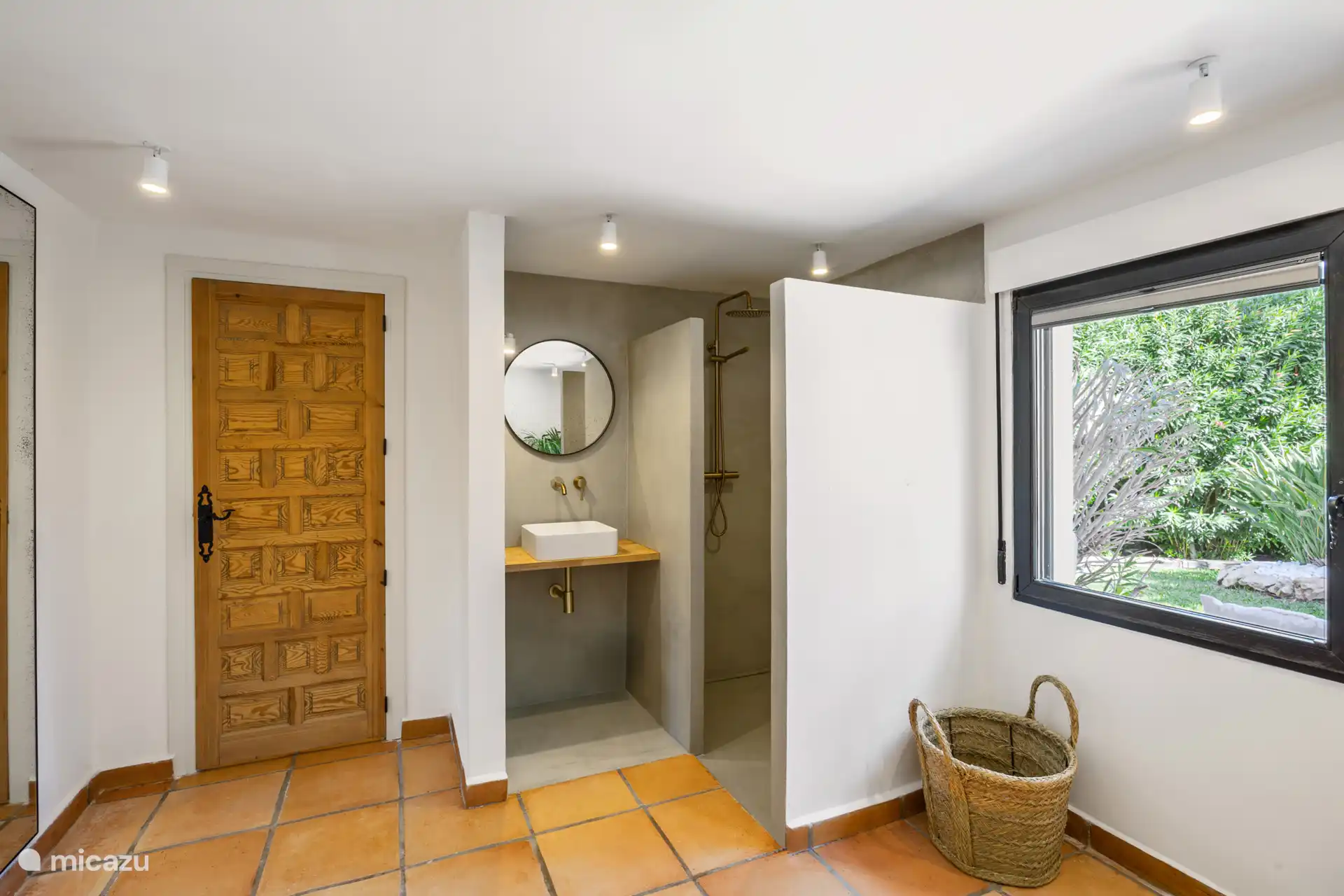 Badkamer in een slaapkamer op de begane grond met inloop regen douchte en wastafel