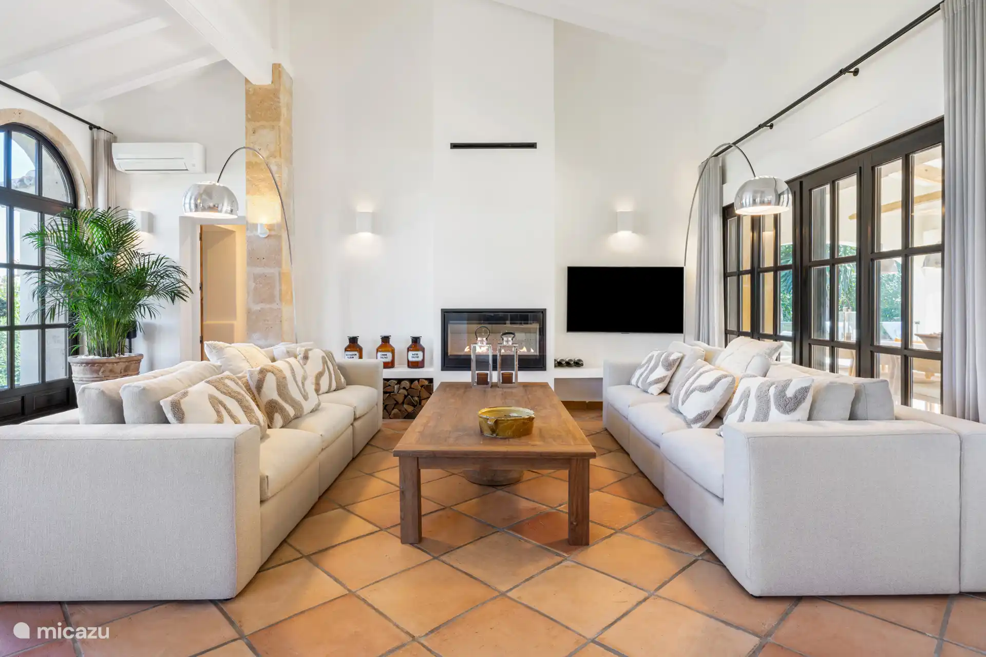 Sfeervol zitgeedeelte met open haard en smart televisie. Hier kunt u inloggen op uw gewenste app en streamen. 