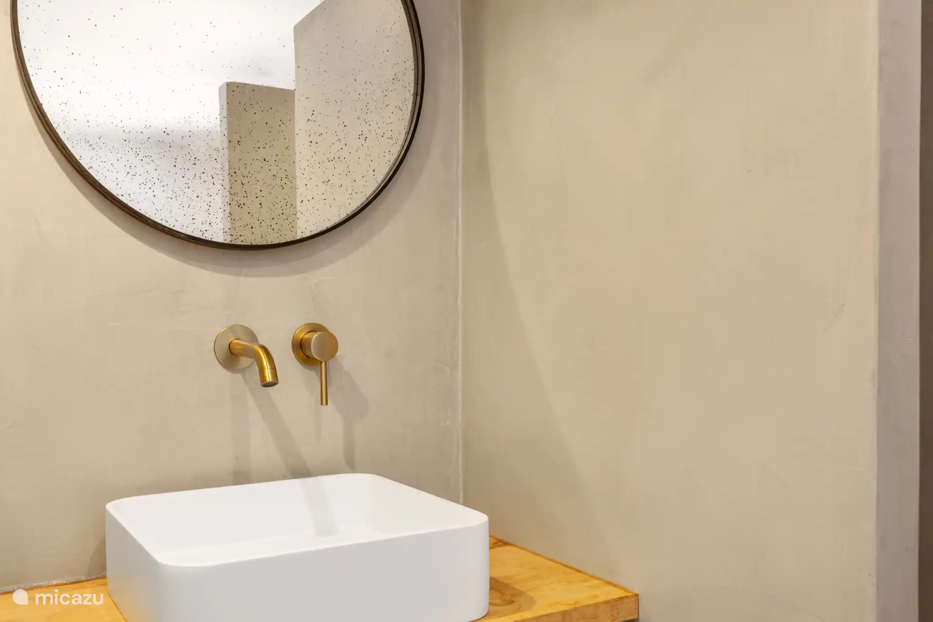 Apart toilet (gasten) op de eerste verdieping 