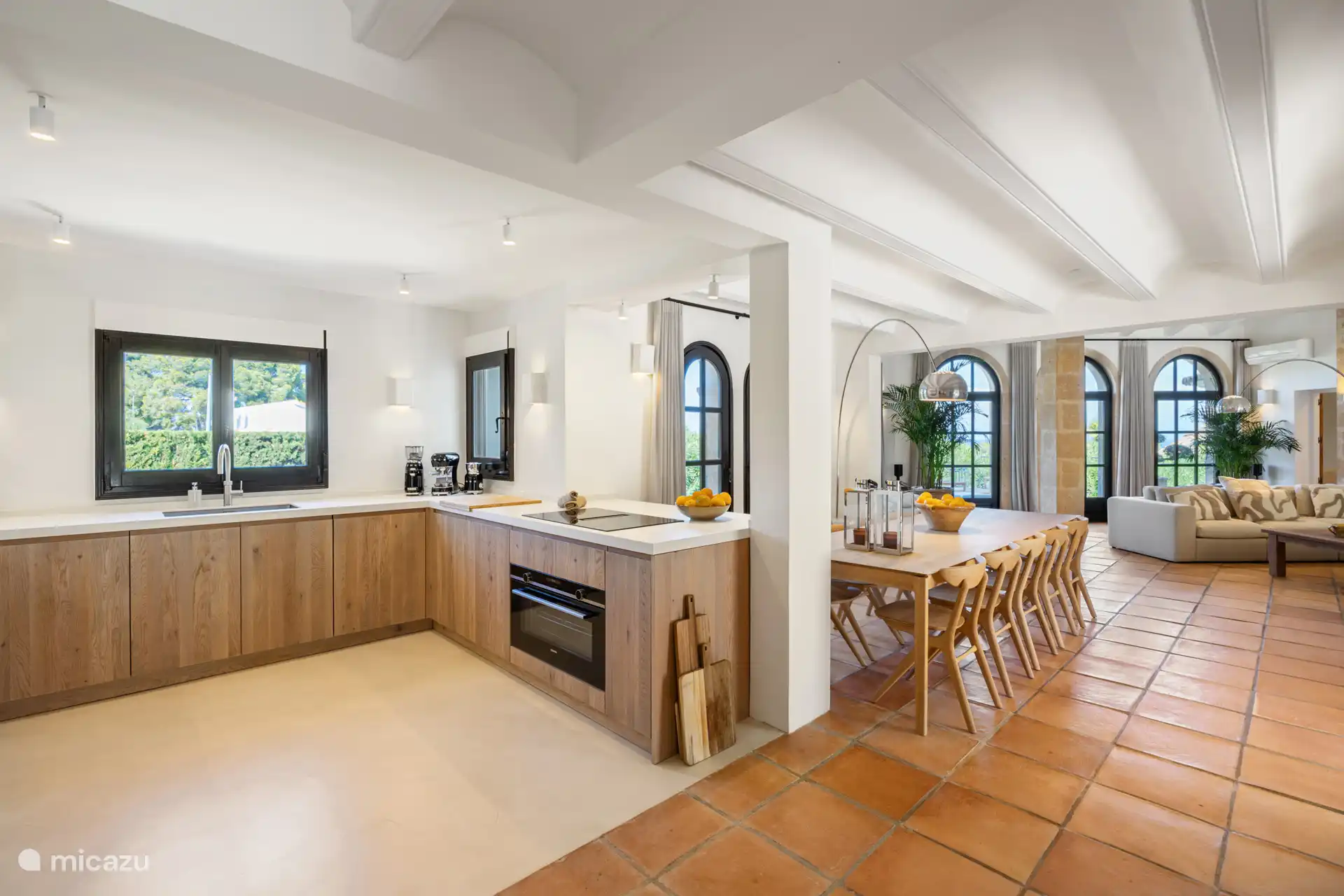 Open plan keuken en woonkamer waardoor de verbinding vloeiend verloopt naar alle leef ruimtes.