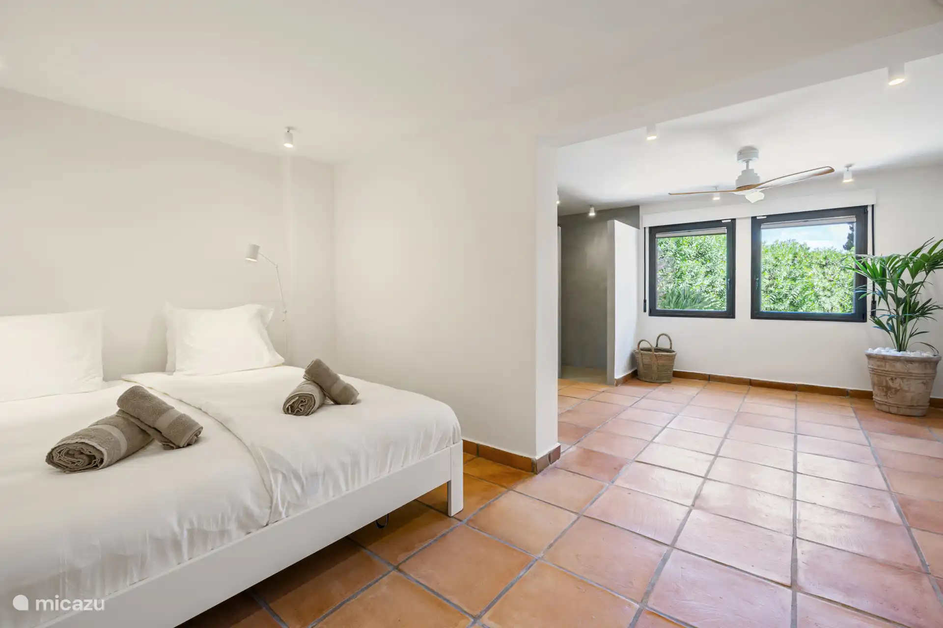 Zeer ruime dubbele slaapkamer mer Auping bed 180x210 en en suite badkamer