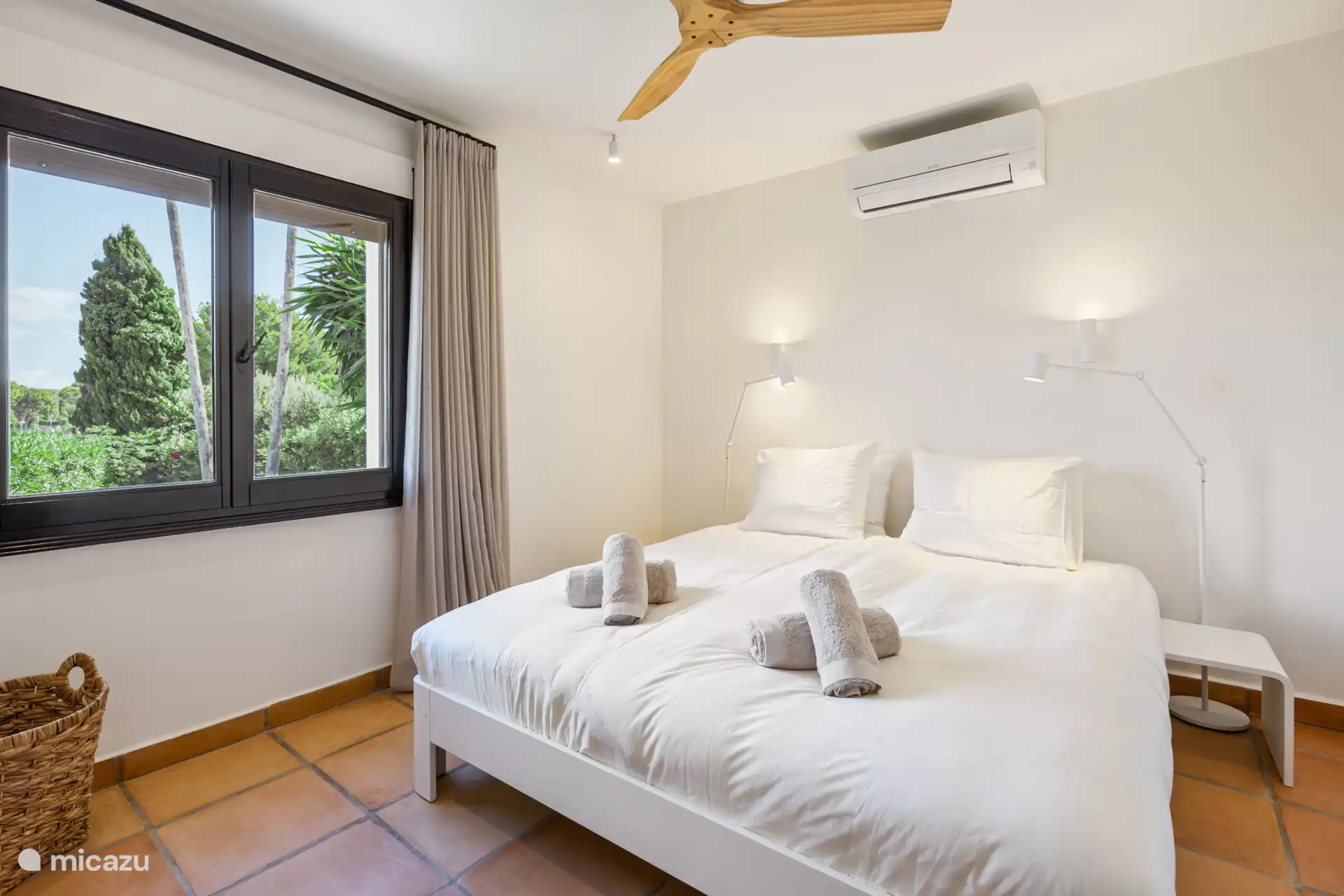 Slaapkamer met Auping bed 180x210 op de eerste verdieping met air conditioning, ventilator en kastruimte