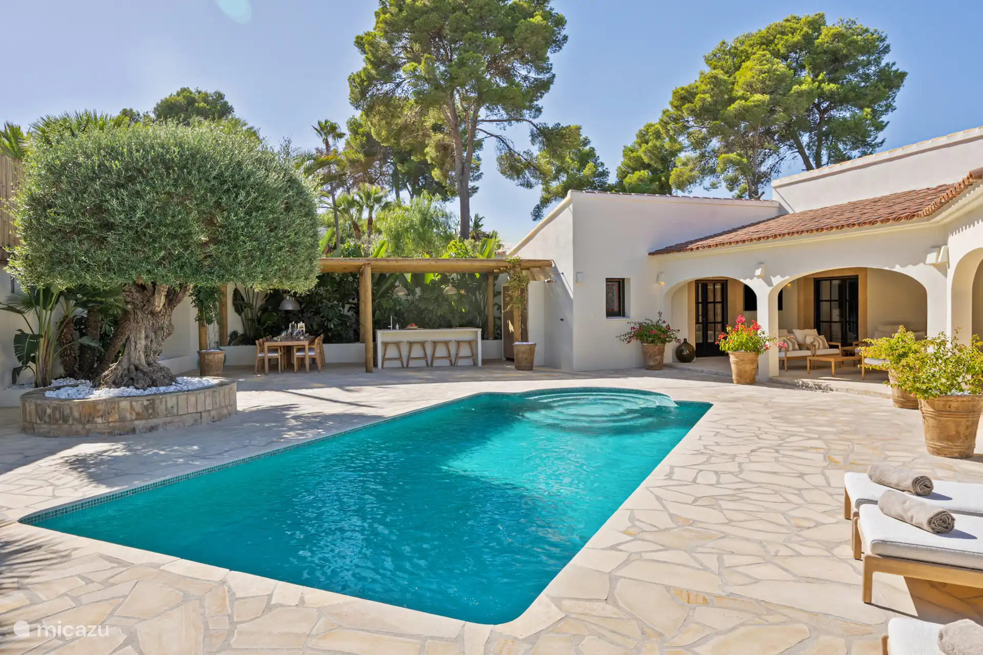 Kookt u graag buiten? Dat kan! Deze volledig ingerichte buitenkeuken met pergola maakt buiten koken tot een echte beleving, waar smaak, sfeer en genieten samenkomen.