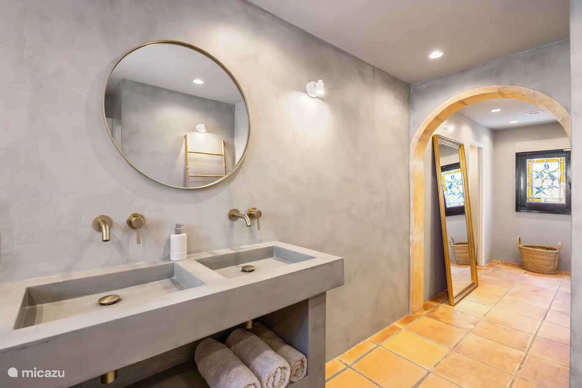 En suite badkamer met dubbele wastafel en inloop regen douche