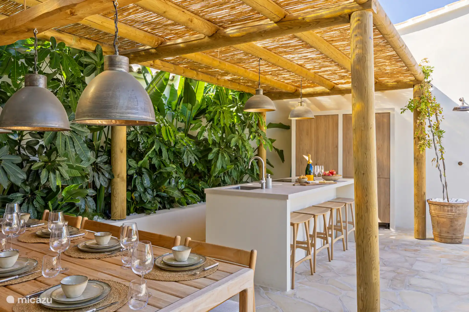 Deze ruime pergola beschikt over een volledig uitgeruste buitenkeuken, zelfs met vaatwasser. Hier heeft u werkelijk alles bij de hand om heerlijke maaltijden te bereiden en volop te genieten.