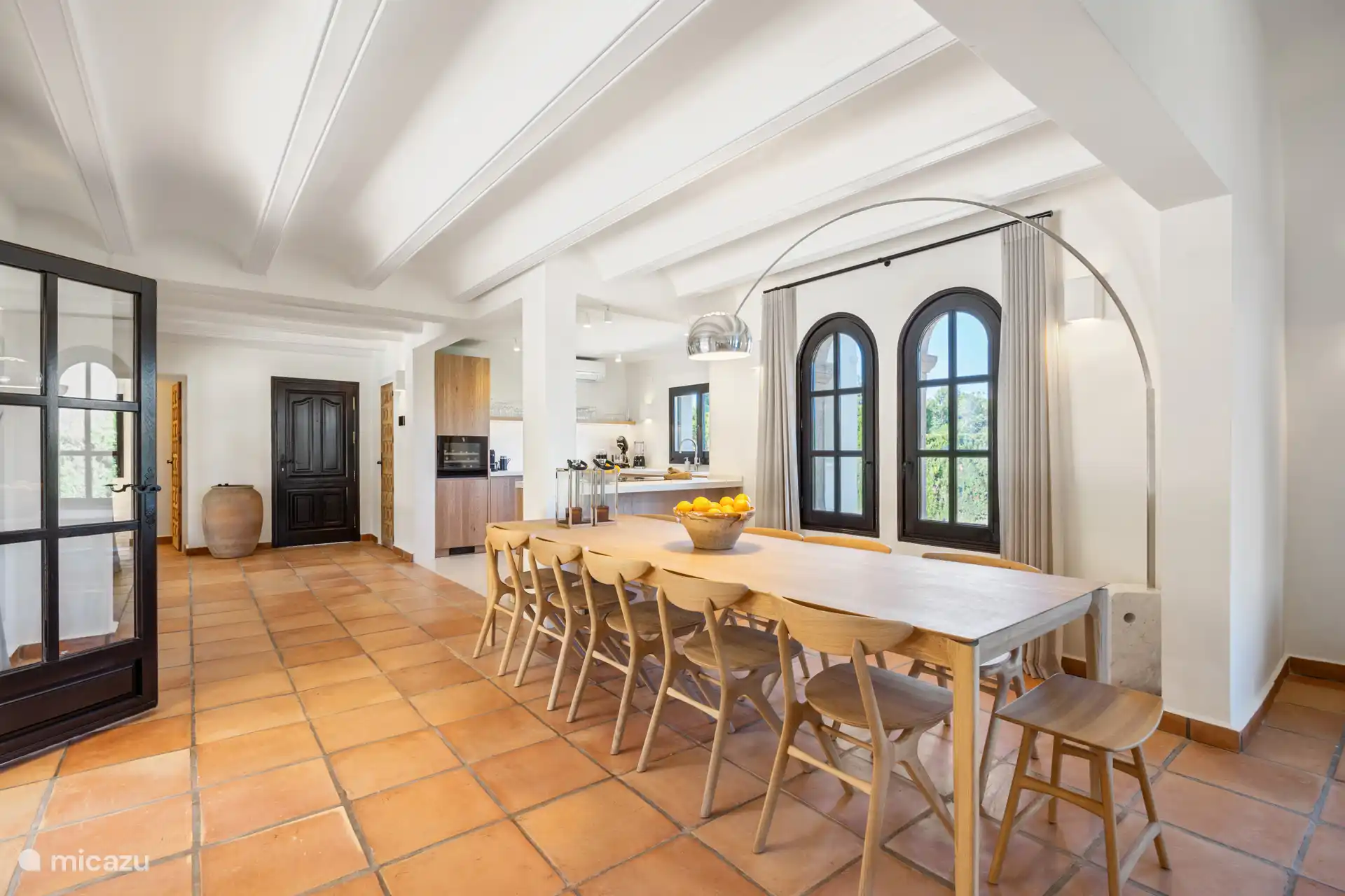 Grote familie tafel om samen gezllig te ontbijten of dineren