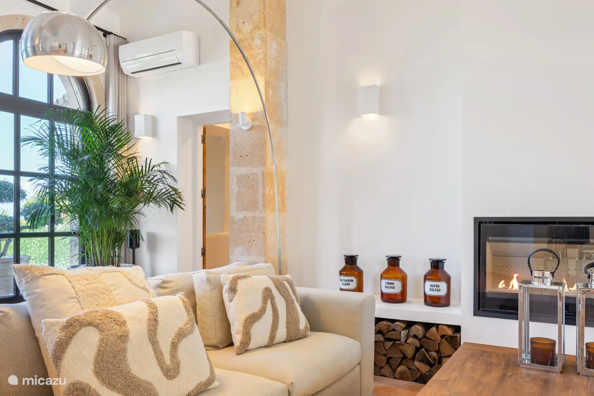 De warme, sfeervolle inrichting creëert een compleet gevoel van comfort en gezelligheid, versterkt door hoogwaardige kwaliteitsmeubelen die het geheel perfect afmaken.