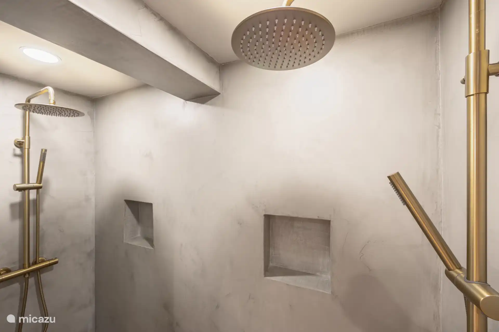 Ruime dubbele douche ruimte met regen douche