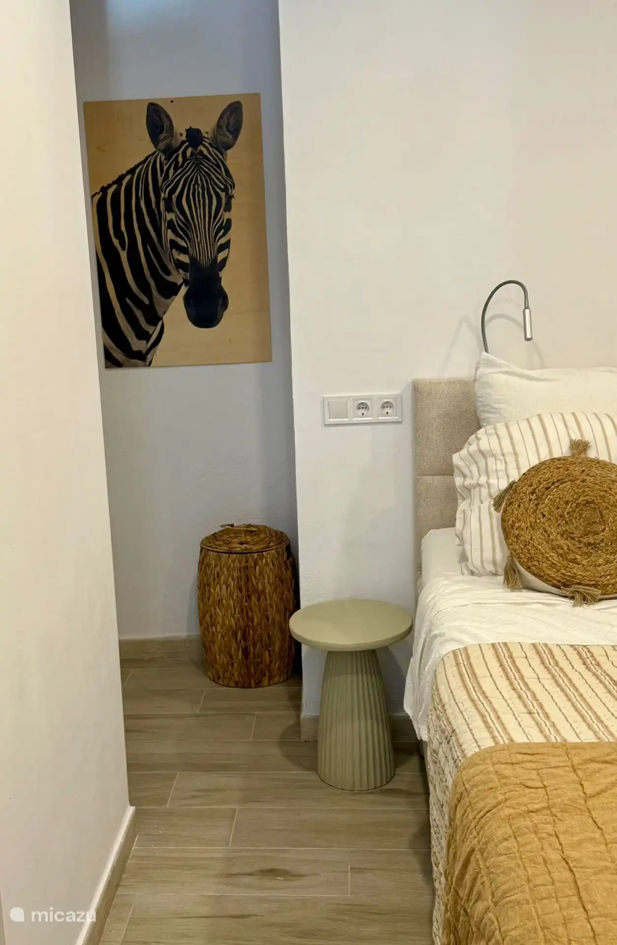 Sommier de luxe, richement décoré.