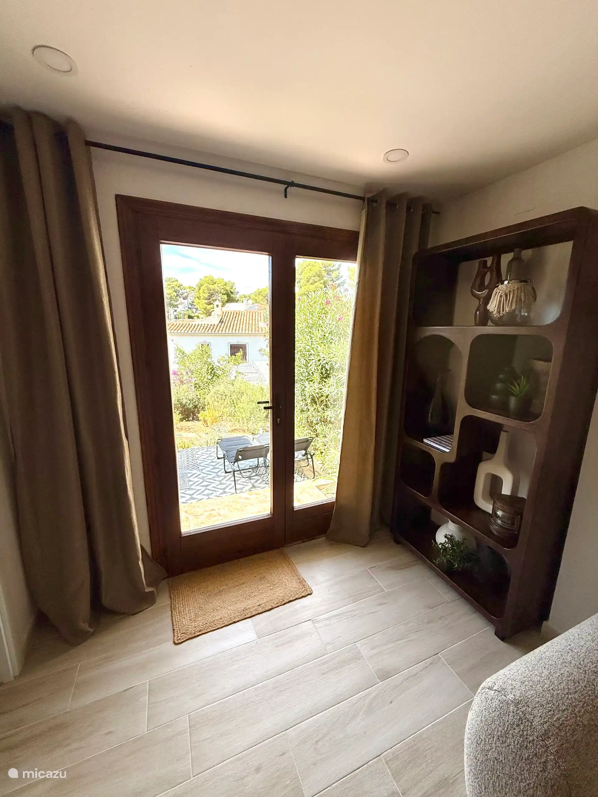 Des portes-fenêtres donnant sur la terrasse.